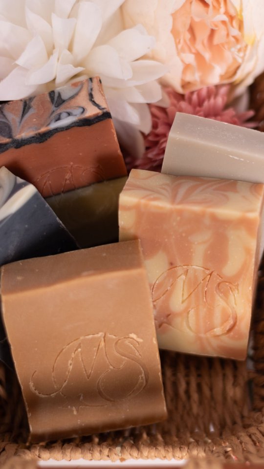 La saponification à froid va tout changer pour ta peau!
Cest la méthode de fabrication du savon la plus douce.
Contrairement aux savons industriels, cette technique t'assure douceur, hydratation et protection.
Résultat : un savon naturel, doux et respectueux des peaux sensibles.
Tu veux tester?
Découvre ma gamme de savons à froid (lien en bio).
#savons #saponificationàfroid #artisanefrançaise