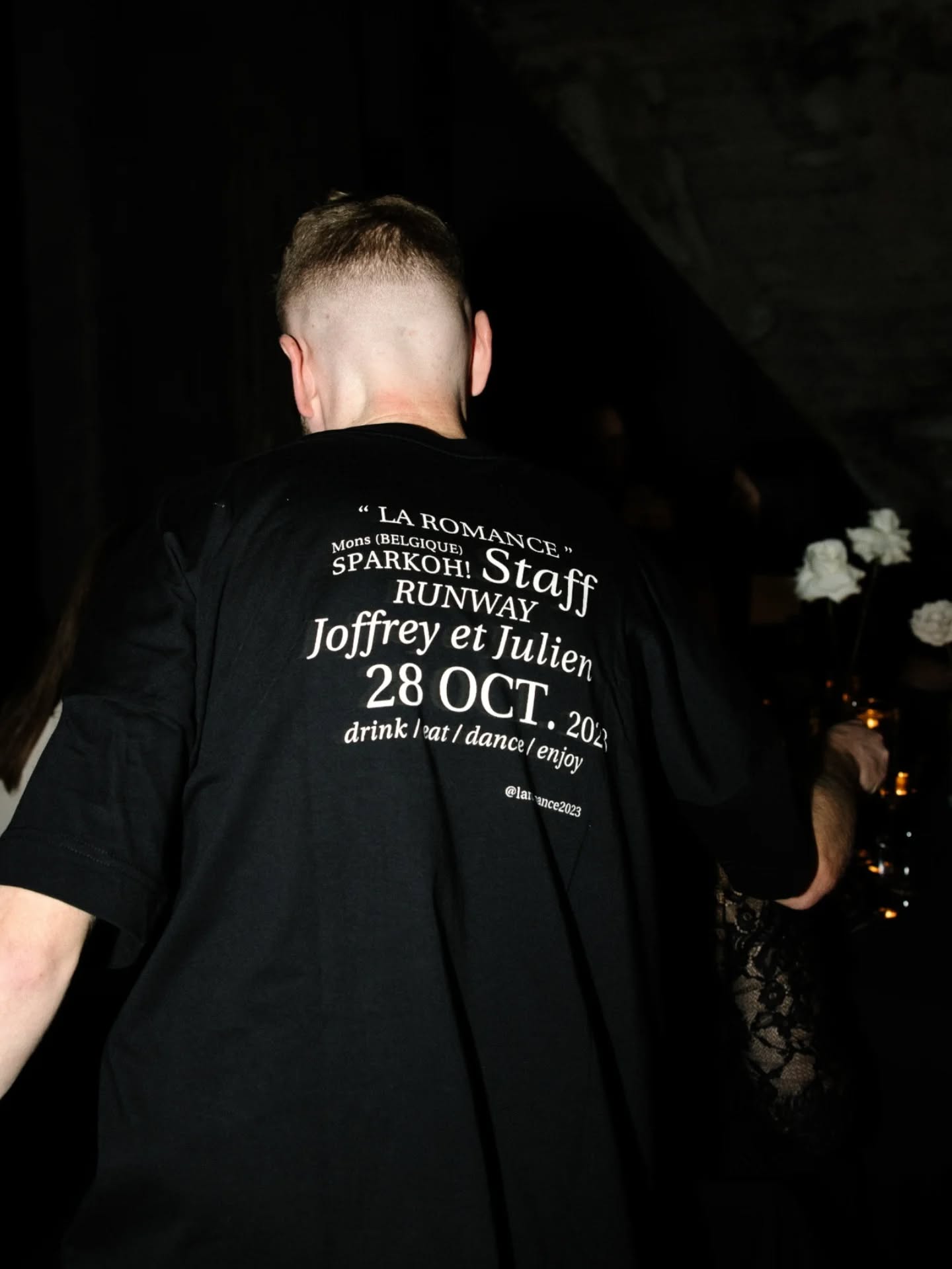 Créations textiles pour La Romance, le mariage de Joffrey et Julien en octobre 2023.
T-shirt oversize pour tout le staff et foulard offert aux invités 🖤🤍
.
Photos 1 et 3 @hanguyenphoto 💫
.
#weddingdetails #artdirector #graphicdesign
