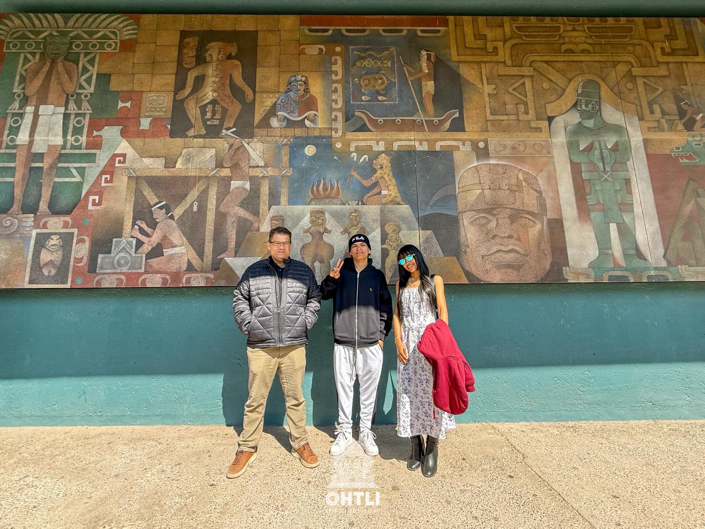 De nueva cuenta en Teotihuacán ahora con nuestros amigos latinos de Colombia 🇨🇴 e Inglaterra 🏴
#guiasdeturistasmexico #guiadeturismo #touristguide #mexico #guiadeturistas