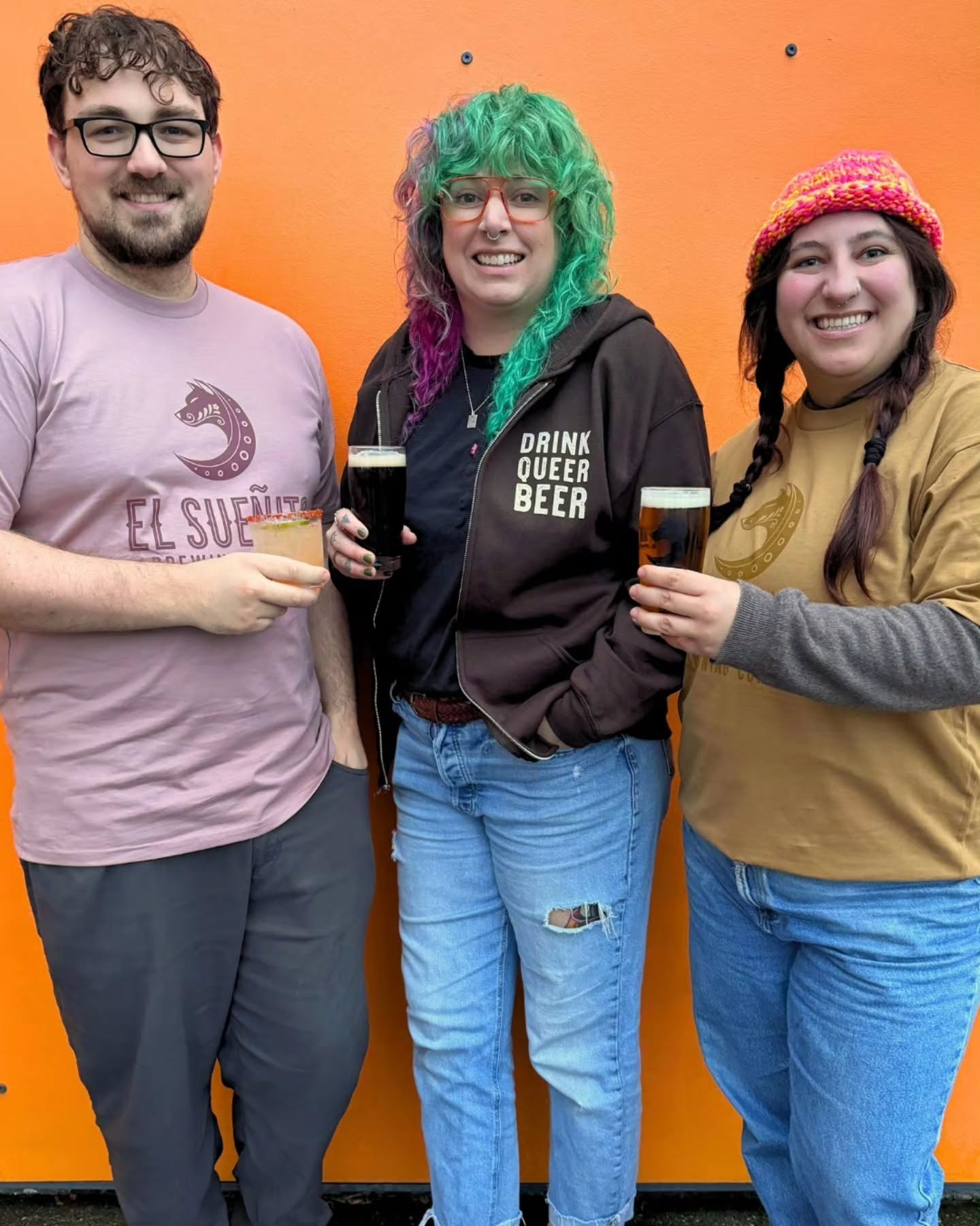 🤩 New merch drop for your totally reasonably timed, not at all last minute holiday shopping! 🎁🎄
🩷🤎 Logo Tees in Hazy Pink + Camel
🍫♨️ Drink Queer Beer Zip-Up in Chocolate
🐺🚗 Drink Queer Beer Window Decal
Might as well get a gift card while you're at it, right? They make great stocking stuffers or Secret Santa gifts! 🧡