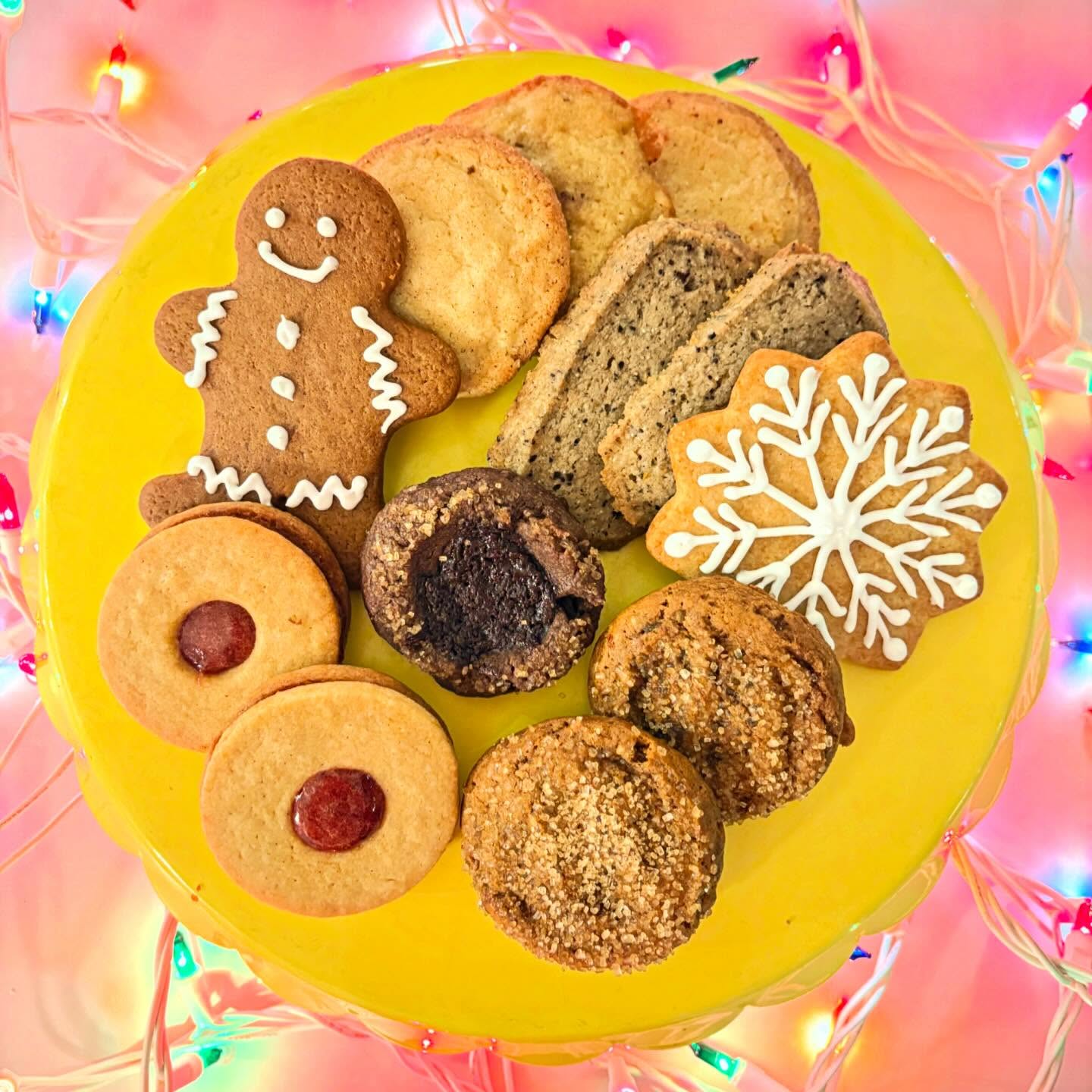 Holiday cookies out in the case this weekend!
Gingerbread, sugar snowflakes, double chocolate thumbprint, strawberry linzers, coffee rye shortbread, panettone cookies, and snickerdoodle ๐ฅ