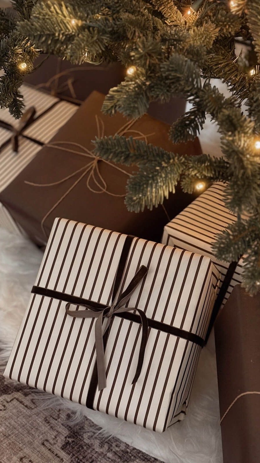 throwing it back to 2024… if I were to decorate this year I’d definitely go for a chocolate brown vibe. 🎄 bring on 2026! 🤌🏽🤎✨
#christmastreedecorating #christmasdecor #openplanliving