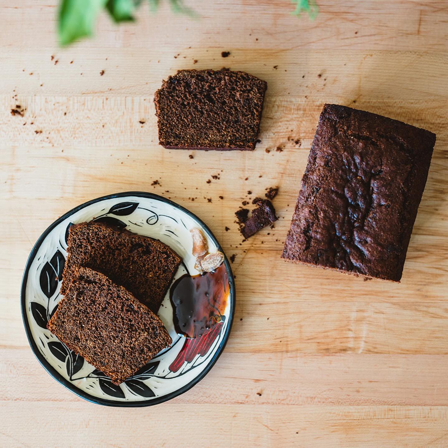 It's a Christmas miracle! Sorghum Molasses Gingerbread was just added to the pre-order menu for Tuesday 12/23 pickup. Pre-order at mitzibread.square.sie by Sunday 12/21 11:59 p.m. 🌾 If you’re looking for a gingerbread that hits all the right spice notes, is tender to the core, and gets all the more flavor from whole grain, freshly milled flour, here you are! We also love that it uses local sorghum molasses from #nextstepproduce, which amazingly survived the fire of their grain building this past fall. Sorghum molasses is an amazingly flavorful local sweetener that has as much sweetness as sugarcane. We've been told “we’ve been waiting all year for the gingerbread!” so place that pre-order! 🙌🌾💜