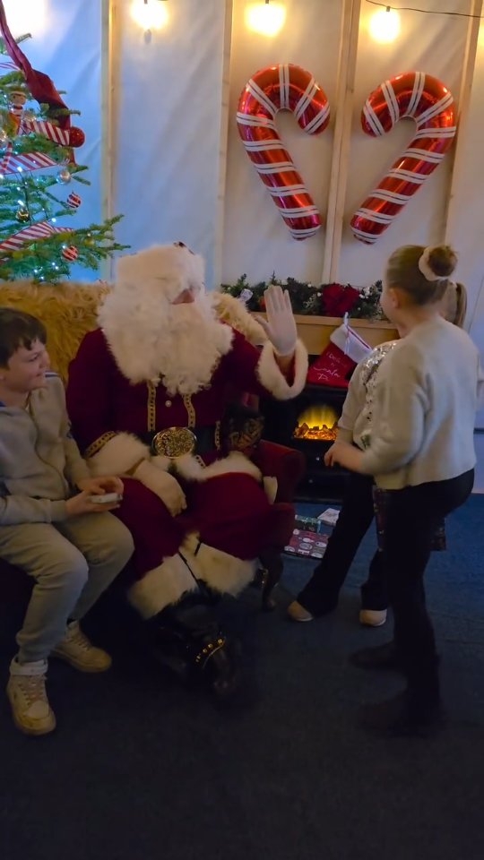 Tea with Santa, mischief with the Grinch, and cake for everyone 🎄☕💚
Such a magical afternoon at Bradshaws Farm Shop & Café — festive fun done right ✨
#santaandthegrinch #meetsanta #teawithsanta #burntwood #farmshopnearme #placestovisit
