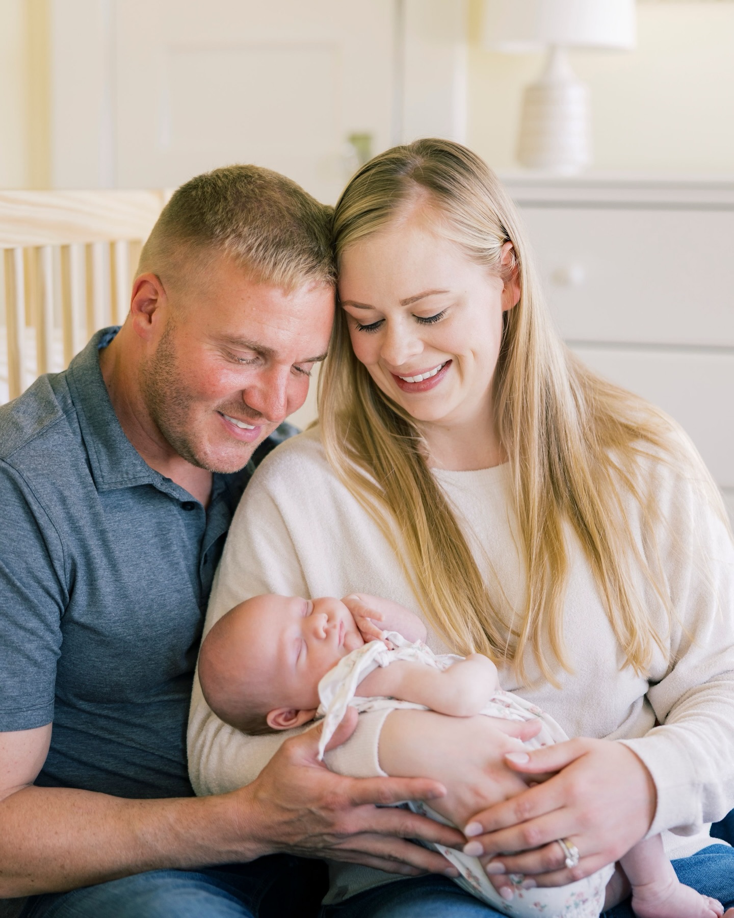 There is just something so sweet about capturing your new little one in the comfort of your own home💛 The quiet surroundings and peaceful atmosphere of an at-home lifestyle session are just the icing on the cake for making your newborn session extra special!