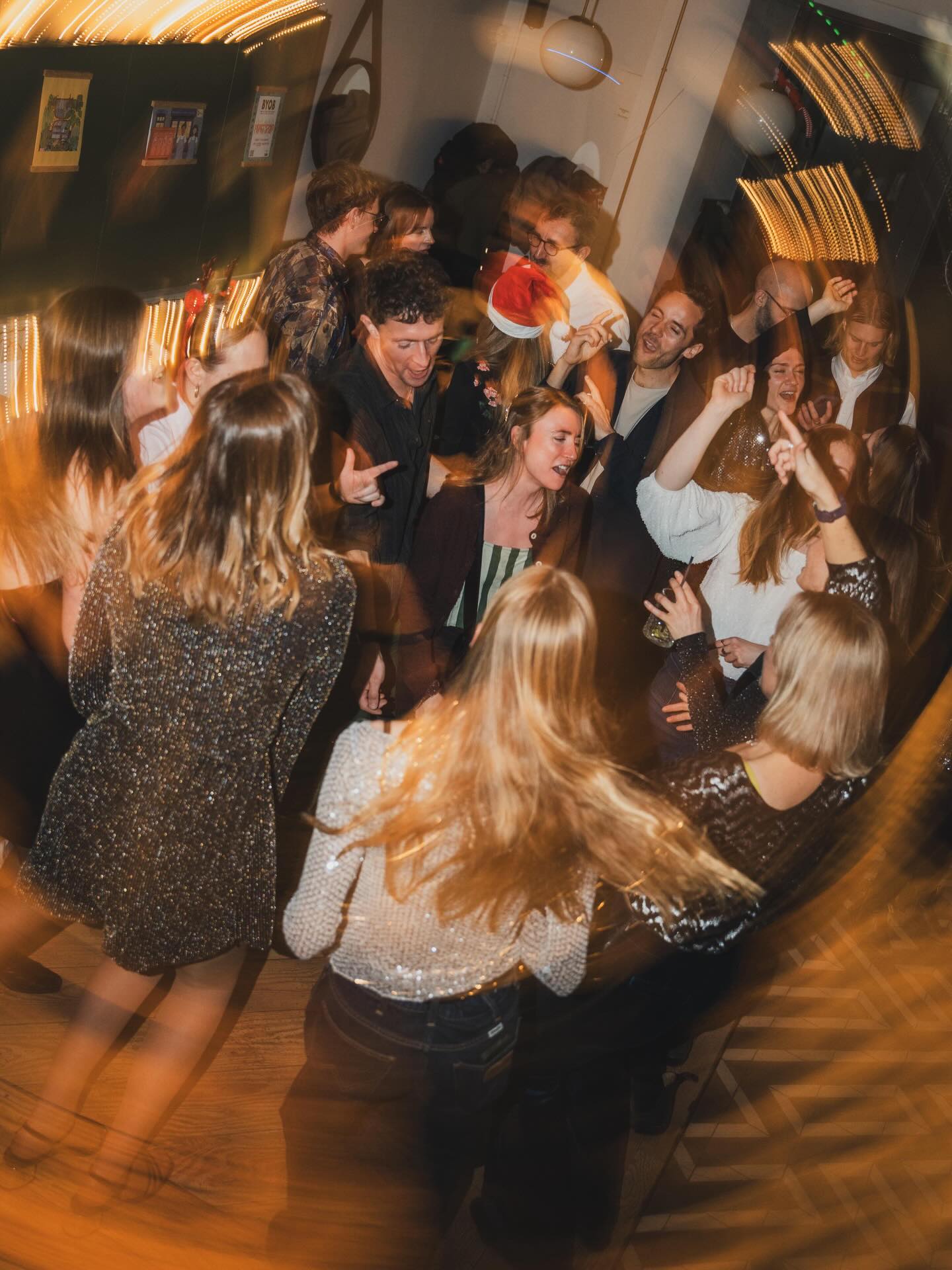 A really special night with some very good people - full of warmth, generosity, and lots of love. Huge thanks to @situcafe for hosting and setting the scene so beautifully. Feeling very grateful for this little pocket of the world. And big thanks to @amygrifffin for organising the raffle and raising £773 for @shelterboxuk 💚
📷: The impeccable @_rtshots