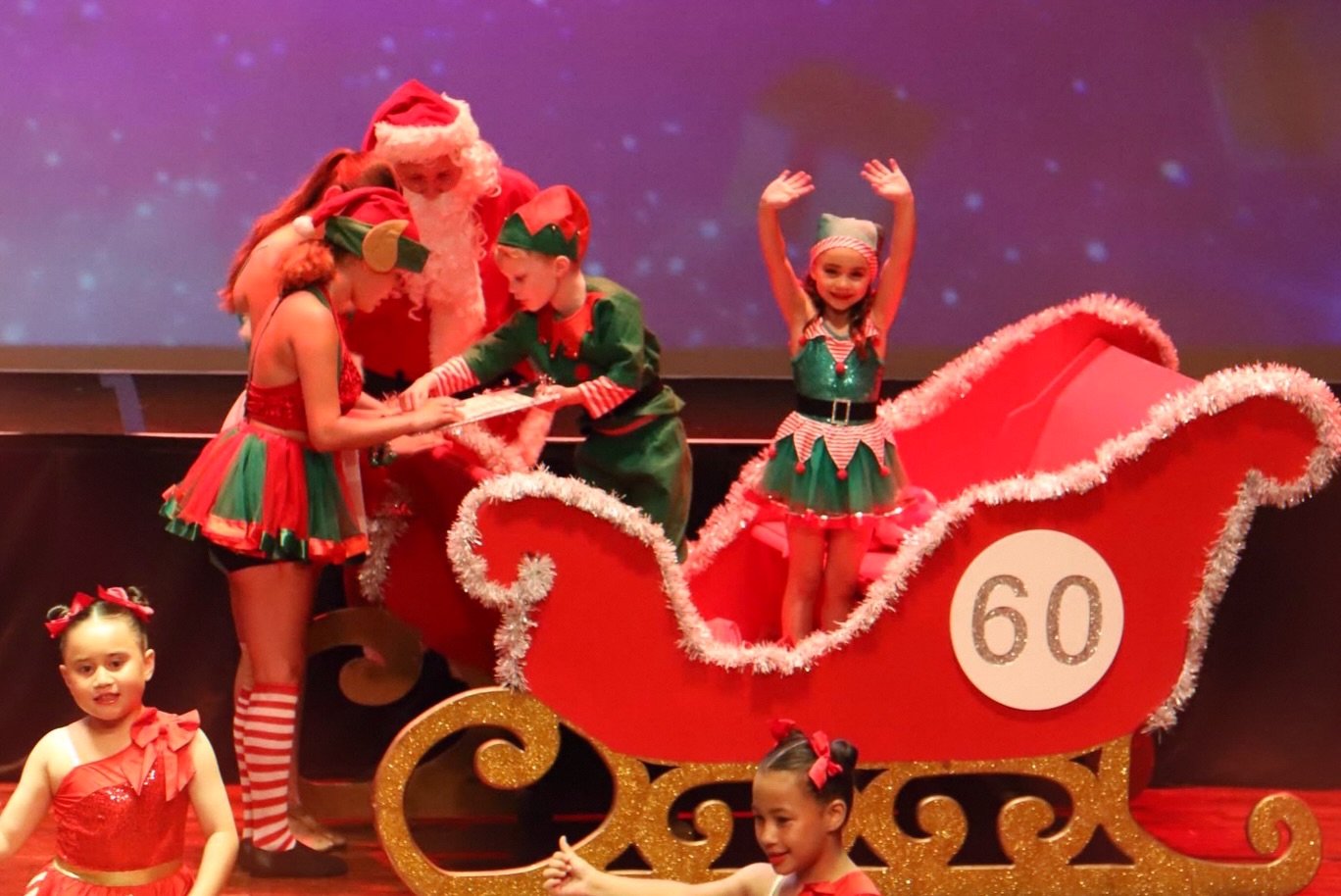 Did you spot Santa and his helpers during production? ๐
๐ผโจ Five days till Christmas, good kids spotted everywhere, and plenty of dancing in between, of course ๐๐ชฉ
๐ธ @choppy_smith