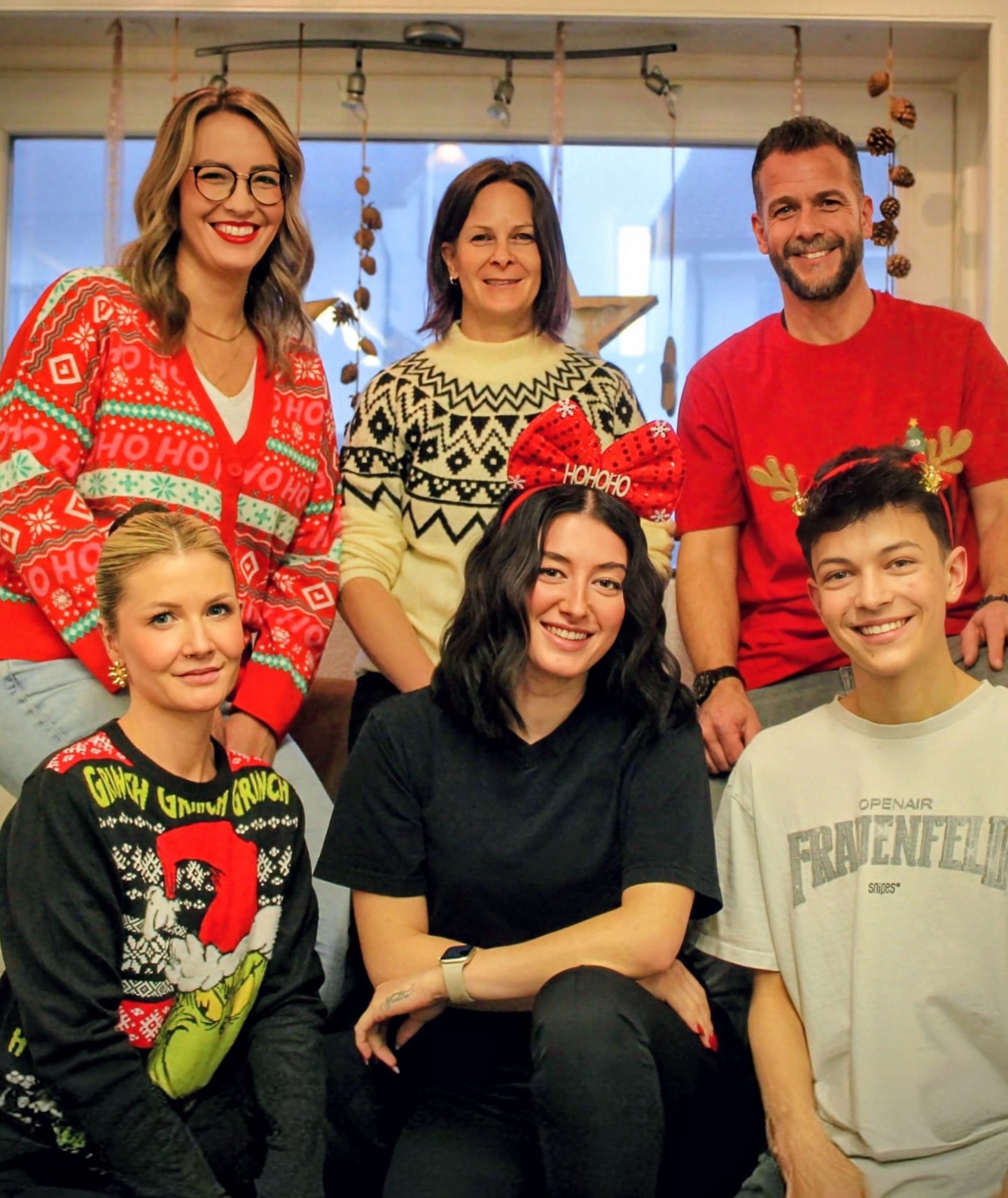 🎄✨2025 – Zeit Danke zu sagen ✨🎄
Danke für eure Treue, euer Vertrauen und all die schönen Momente bei uns im Salon ❤️✂️
Ohne euch wäre das alles nur halb so schön!
Wir wünschen euch entspannte Feiertage, strahlende Looks und einen tollen Start ins neue Jahr ✨🥂
2026 freuen wir uns auf euch – mit neuen Trends, frischen Styles und ganz viel Herz 💫
Frohe Weihnachten & einen guten Rutsch 🎁🎆
Marco und das ganze Zollikhair Team
#weihnachten #dankesagen❤️ #zollikhair #team #christmas #bäretswil #2025ending #newyear