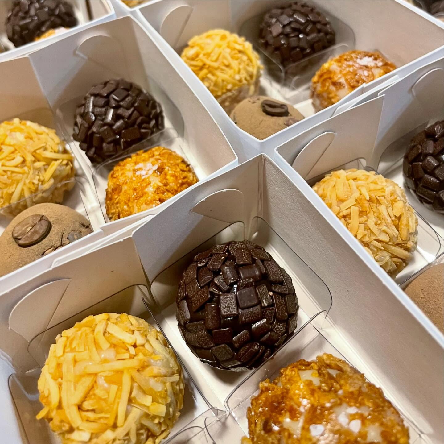 Saindo 15 caixinhas natalinas para um cliente muito especial!
🎄🎅🪅
#lembrancinhas #lembrancinha #presentedenatal #lembrancinhadenatal🎄 #brigadeiro #brigadeirogourmet #bsb #brasília #docinho #brigadeiropersonalizado