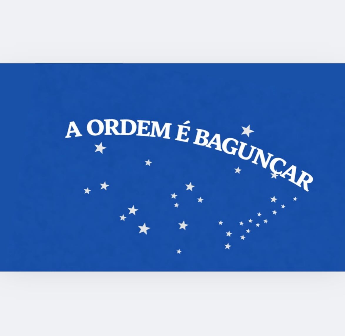 Eu não entrei no mestrado pra ter um título. Eu entrei no mestrado porque, desde criança, tentava entender pq ter a casa bagunçada era visto como um problema.
Conforme crescia, descobri que talvez a resposta tivesse que ser investigada por mim.
Fiz um levantamento sobre o uso da expressão na sociedade, a forma como organizamos a casa desde o começo, como bagunça e o bagunceiro são representados na mídia e me enfiei na casa das pessoas pra ver o que disso se fazia influenciava na vida delas.
Ouvi da banca que entreguei um doutorado e ganhou indicação de livro.
Aproveito pra agradecer meus orientadores.
Não era um tema comum e eu tinha que ter alguém sensível e ousado suficiente pra comprar ele comigo. Em uma entrevista a jornalista me perguntou se eu era orientanda da @cloperez. Disse que sim. “Tinha certeza, teu trabalho é a cara da Clotilde”. Um elogio DAQUELES. Quem já assistiu uma aula dela sabe o porquê disso. Um caldeirão de referências com pesquisas criativas e profundas. Usa um “óculos” que é só dela. E Clotilde é uma mulher afetuosa e poderosa. Pagando o preço de inspirar mulheres.
Já na USP, @brupompeu foi quem me ajudou a transcrever meus próprios pensamentos. “Carol, o que você quer fazer é isso, é isso que você tá tentando me falar”. De muitos papéis que joguei fora, o dessa conversa se mantém. Organizado que só, um poder de síntese absurdo, detalhista. Ninguém faz uma linha do tempo e explica 50 anos num slide interessante igual o Bruno. O molho dessa pesquisa vem muito do que aprendi com ele. Bruno AMA pesquisar o que ele pesquisa, mergulha, por isso me entende.
E Eneus. Não fosse ele, eu não tinha NEM ENTRADO. “Lê isso; aquilo; não tente encaixar teu objeto em tudo. Deixa o conhecimento chegar primeiro. Não pare de se mexer.” Inimigo da inércia, inspira quem está perto.
Por fim agradecer a banca @guilhermeneryatem fez uma virada de chave nessa pesquisa e @mariacarolmedeiros - quem pavimentou uma parte importante do futuro dela. Obrigada pela generosidade das contribuições.
E obg a todos daqui pelas trocas que sempre me inspiram. A educação salvou minha vida e espero que essa pesquisa ajude vocês ❤️
