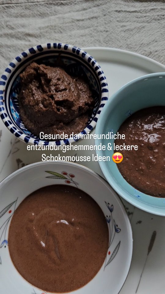 Gesunde darmfreundliche entzündungshemmende und leckere Schokomousse Alternativen 😍
100 ml Mandelmilch oder andere nach Wahl
10 g Rohkakao Pulver
25 g Datteln
15 g Chiasamen oder 25 g Leinsamen oder 25 g Pinienkerne geröstet
1/2 TL Vanillepulver
Optional 1/4 TL Ingwerpulver
Gewürzvariation mit Zimt oder Tonka
Alle Zutaten in einem guten Mixer pürieren, in 2 Schälchen füllen und genießen
Tipp: du kannst die Chia-/Leinsamen oder Pinienkerne vorher ganz fein mahlen. Ich nutze hierfür meine Kaffeemühle
Welches ist dein Favorit?
#natürlichgesund #entzündungshemmend
#natürlichsüß #gesundnaschen #mousseauchokolat
#darmgesundheit #darmgesund #ayurvedafürfrauen
#ayurvedafood