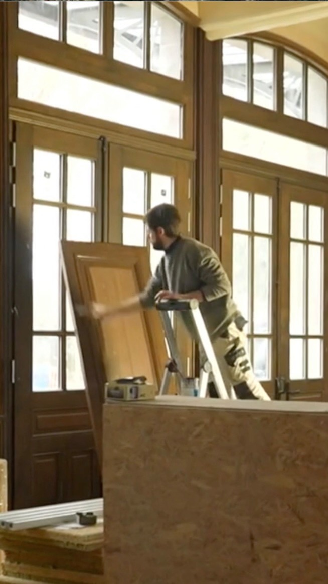 Reportage de France 3 Hauts-de-France sur la restauration de l‘ancienne gare de Fresne-sur-Escaut (59) classée au patrimoine mondial de l‘Unesco. L‘Atelier participe actuellement à la restauration des portes en bois de la salle des pas-perdus qui retrouveront leurs couleurs d‘origine. #peintreendecor #restaurationdupatrimoine #vanderkelen
