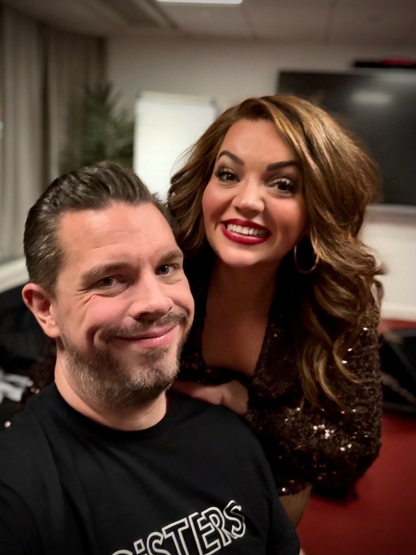 Bakom varje gig står vår klippa: Herman ✨
Han gör all vår musik, spelar alla instrument, packar, roddar, riggar, kör, fixar ljud & ljus – och får allt att funka, alltid. SISTERS hade inte varit SISTERS utan honom 🤎
Alla hjältar står inte längst fram 🎶 Herman! Tack för allt du gör i kulisserna 🤎
#sistersenkoping #show #dinnershow #musik #javiärsystrarpåriktigt @hermanfurin