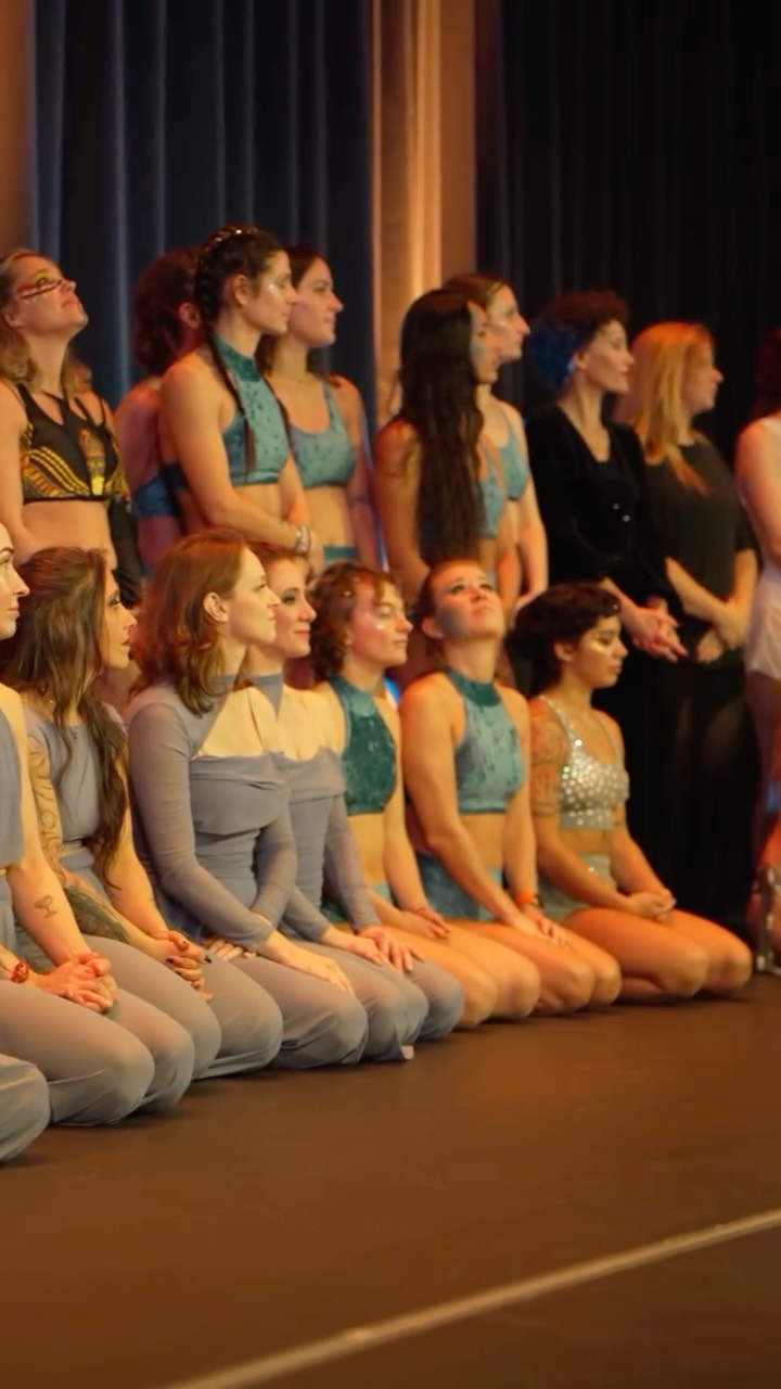 Aerial Dance Show 2025 — c’était magique ✨
Un moment partagé en famille et entre amis.
Des numéros surprenants, des talents incroyables — autant chez les enfants que chez les adultes.
Merci d’etre venus applaudir nos élèves, professeurs et artistes invités lors de cette soirée pleine d’émotion, de beauté et de passion!
Merci à tous d’avoir été avec nous — c’était inoubliable🥰🤍🙌🏻