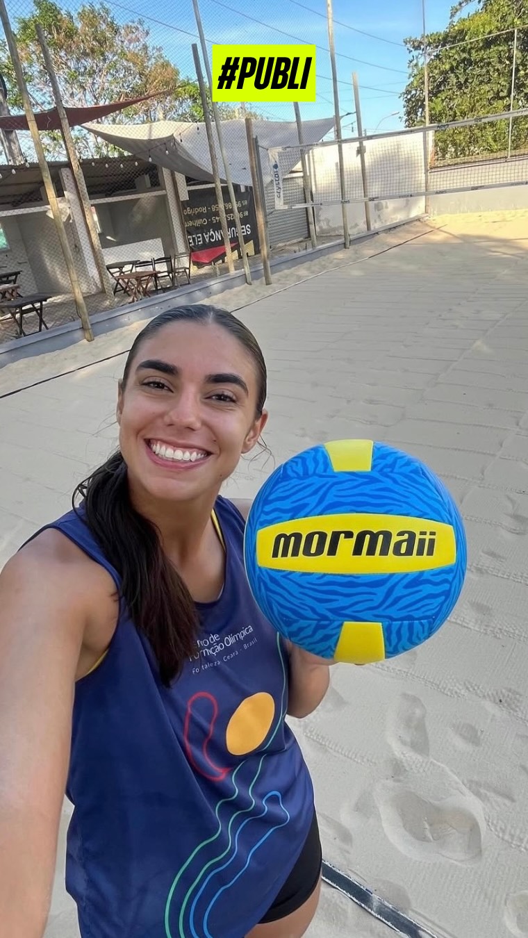 🏐🔥 Parceria anunciada e cheia de energia dentro e fora das quadras!
A @vitoriaaflima agora é Mormaii, uma união que nasce do esporte, da performance e do lifestyle de quem vive o vôlei todos os dias.
Essa parceria é sobre acompanhar ritmo, intensidade e constância. A Mormaii entra como aliada na rotina de treinos, jogos e recuperação, unindo conforto, funcionalidade e atitude esportiva. 💙✨