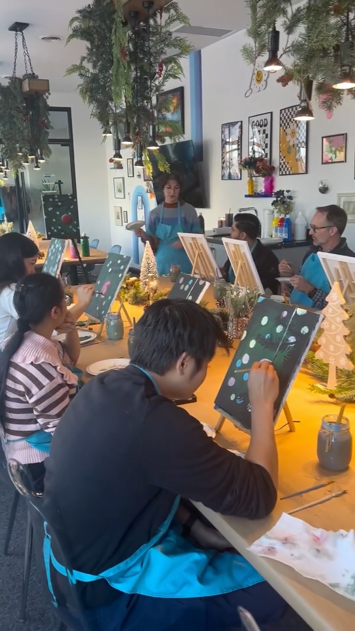 Come by and paint 💙
#studioblueartacademy #artschool #paintnights