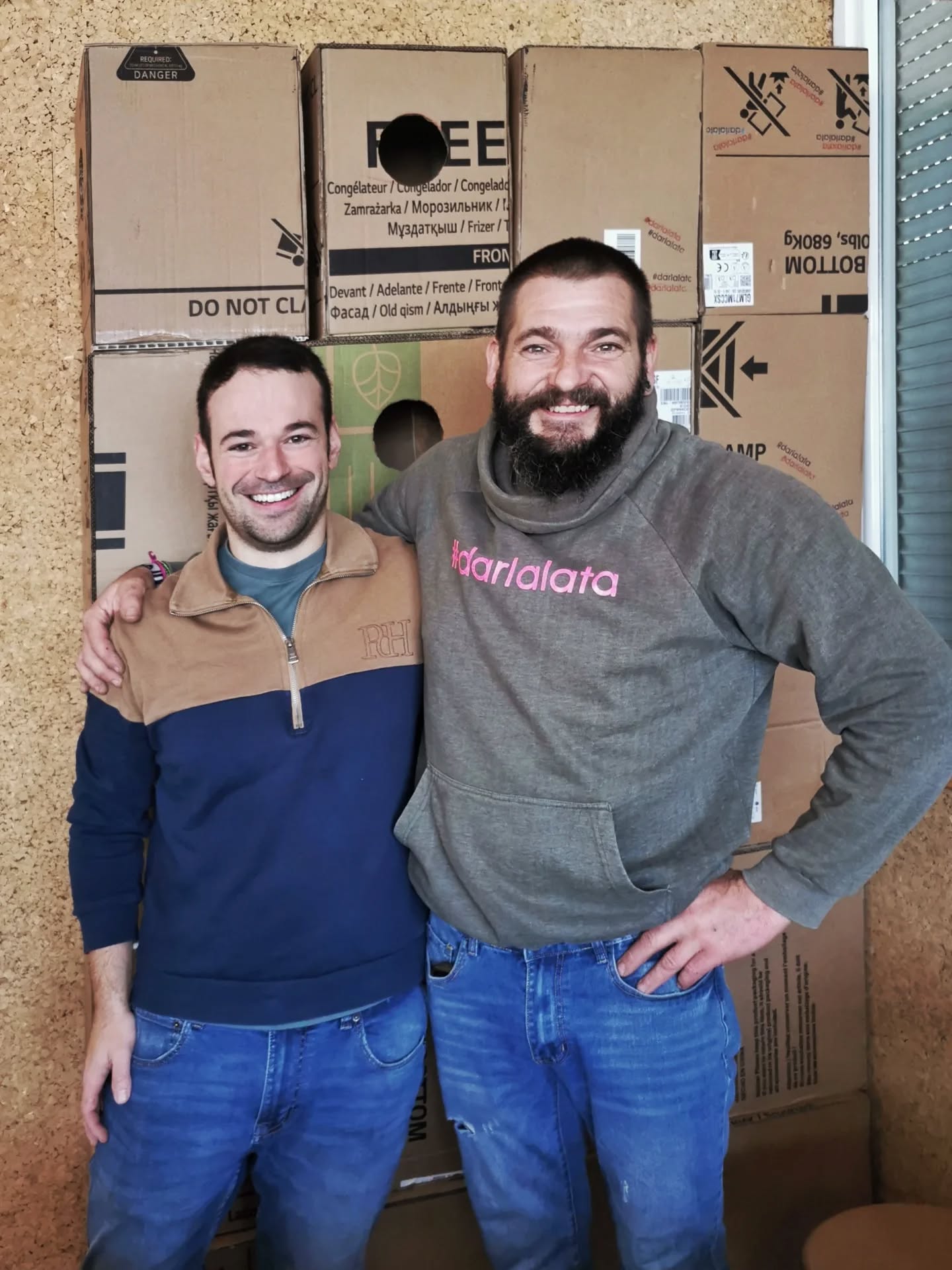 Otro año más, y ya son cuatro, #darlalata entrega un montón de #instrumentosreciclados a un centro educativo de Soria. Esta vez han sido 20 cajones flamencos de cartón y 20 panderos cuadrados con parche de botella de plástico que se quedan en el @iescastilla para que l@s alumn@s los utilicen en sus clases de música.
Gracias a @soriacultura @ayuntamientodesoria
# musicadereciclaje #reciclajecreativo