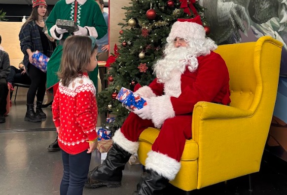 Le 6 décembre dernier, notre studio s’est rempli de magie des Fêtes alors que nous accueillions nos Mini-Ludiens pour un après-midi rempli de créativité, de rires et de plaisirs festifs!
Entre la rencontre avec le Père Noël 🎅, la création de slime coloré, la décoration de bombes de chocolat chaud ☕🍫, le maquillage et les bricolages, les enfants ont apporté tellement d’énergie et d’émerveillement au studio.
#LudiaLife #MiniLudians #HolidayMagic #MontrealGames
