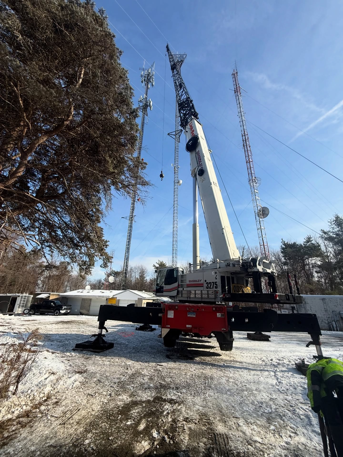 Up High in Torrington, CT!
Smedley Crane is on-site in Torrington, Connecticut, supporting cell tower work with precision lifts and expert rigging. These projects require careful planning, steady execution, and the right equipment—and our crew delivered every step of the way.
When the job takes you sky-high, trust the team that’s been lifting Connecticut since 1860.
📞 203-315-6066
🌐 smedleycrane.com
#SmedleyCrane #CellTowerWork #TorringtonCT #CraneServices