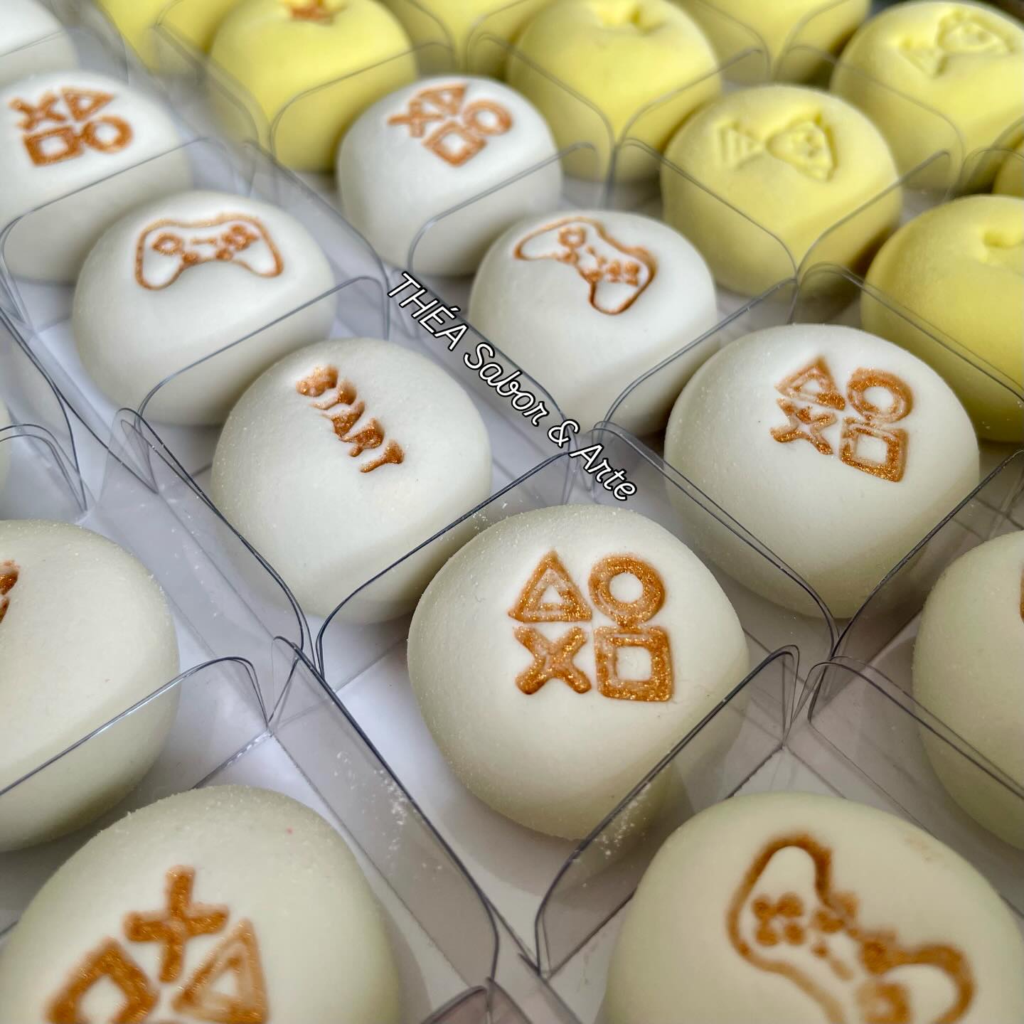 Brigadeiros Gamer bem lisinhos para o aniversário do Miguel.
Sabores: Ninho e Maracujá
#brigadeirogourmet #brigadeiropersonalizado #brigadeirogamer #brasília #bsb #festa #festagamer #festainfantil #docinho #colorido