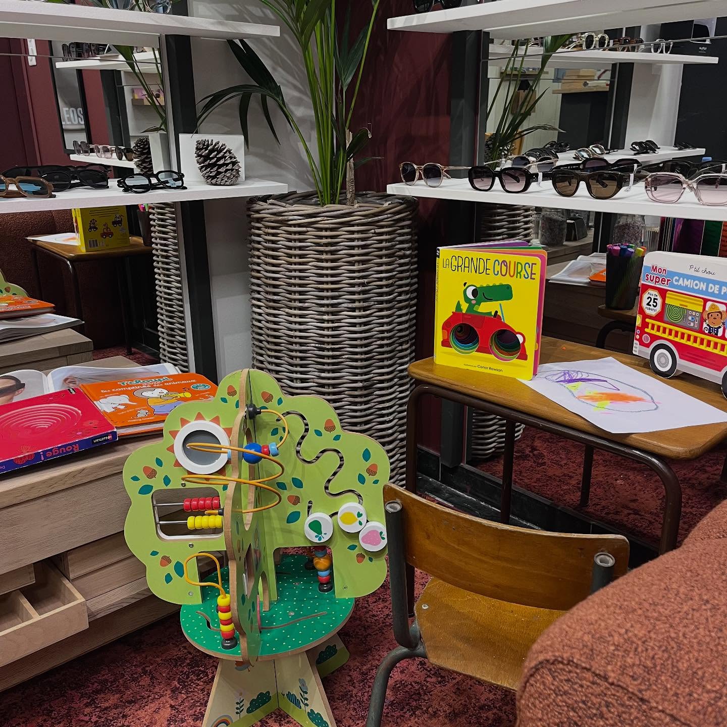 👧🧒 Un coin rien que pour eux !
Chez @les_belles_mirettes, on sait que venir chez l’opticien avec des enfants, ce n’est pas toujours simple…
Alors on a imaginé un coin enfants ludique et coloré 🎨📚
🧩 Jeux, coloriages et petits moments de détente
👓 Pendant que les parents essaient tranquillement
😊 Et que les enfants s’amusent
Parce que prendre soin de la vue, ça peut aussi être un moment agréable pour toute la famille 🤍
👉 Swipez pour découvrir notre coin enfants !
#LesBellesMirettes #Opticien #CoinEnfants #Famille #OpticienIndépendant #LunettesEnfants #MomentSerein