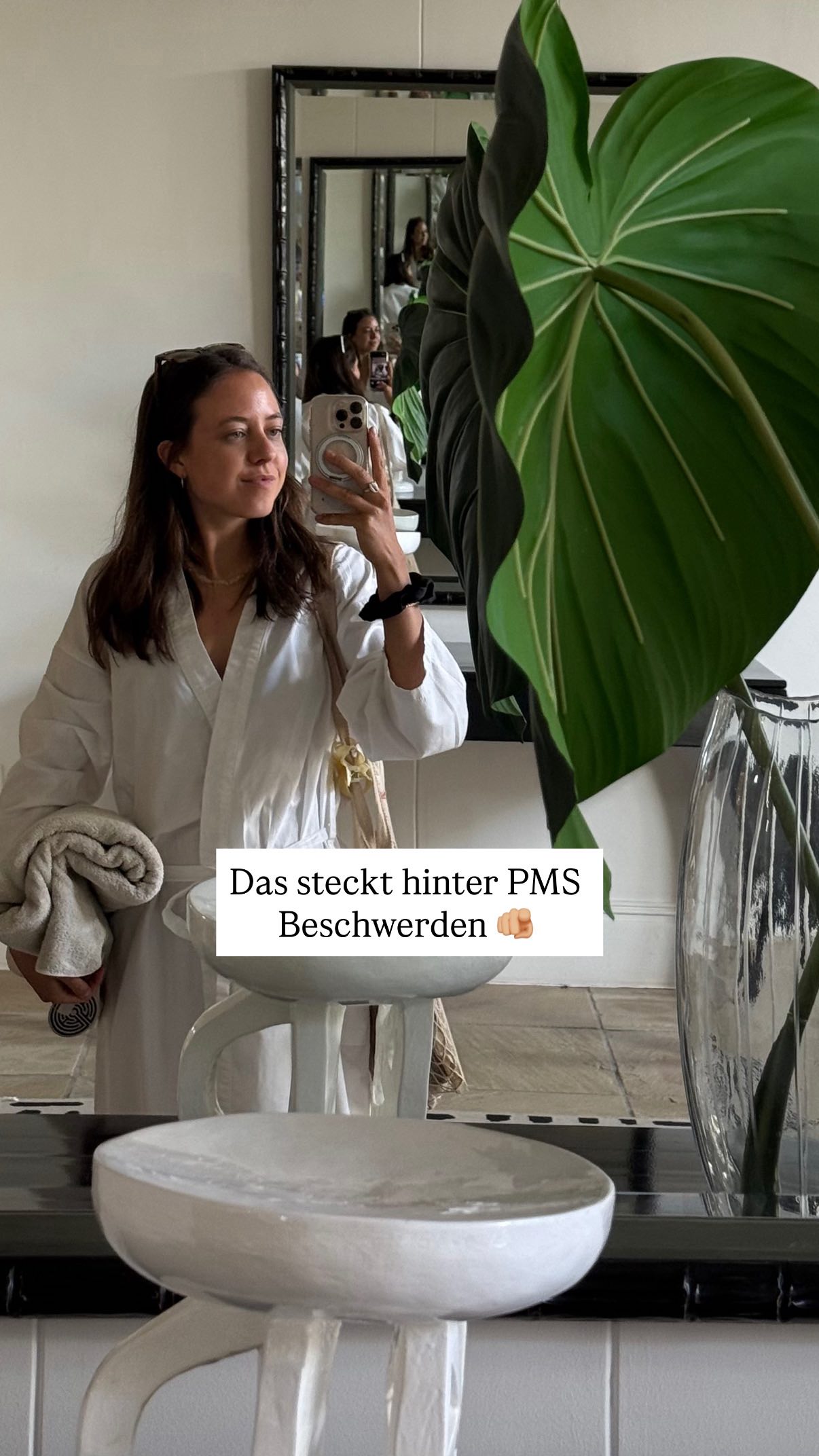 PMS ist nicht einfach „normal“. Wenn du sehr stark Stimmungsschwankungen, Gereiztheit, Traurigkeit oder körperliche Beschwerden vor der Periode hast, steckt oft mehr dahinter:
1. Hormonelles Ungleichgewicht
-> Wenn Östrogen, Progesteron oder andere Hormone aus dem Gleichgewicht geraten, reagiert dein Körper stärker. Das kann deine Stimmung, deinen Schlaf oder deinen Energielevel stark beeinflussen.
2. Stress und emotionale Konflikte
-> Druck, Sorgen oder ungelöste Gefühle wirken sich direkt auf den Körper aus. Dann zeigen sich Beschwerden wie Kopfschmerzen, Bauchweh, Müdigkeit oder innere Unruhe.
3. Kreative Energie, die nicht gelebt wird
-> Gerade in der PMS-Phase steigt oft die emotionale und kreative Energie. Wenn du diese Energie nicht ausdrückst – z. B. durch Malen, Schreiben, Musik oder Bewegung – kann sie sich in Unruhe, Wut oder innerer Anspannung äußern.
Kurz gesagt: Starke PMS-Symptome sind ein Warnsignal deines Körpers und deiner Psyche. Sie sagen: „Hier stimmt etwas nicht!“
Es lohnt sich, Hormone, Stress und die kreativen Bedürfnisse genauer anzuschauen, anstatt die Symptome einfach als „normal“ hinzunehmen.
#pms #lutealphase #frauengesundheit #hormoncoaching #zyklusbewusstsein #zykluscoaching #zykluswissen #hormoncoach #ganzheitlichefrauengesundheit