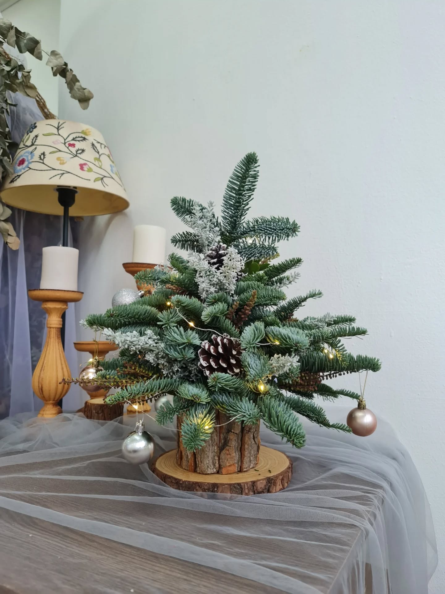 A tiny Christmas tree, a big festive feeling 🎄
This little nobilis fir fills the room with such a cozy, natural scent.
Handcrafted, simple, and full of warmth—just the way Christmas should be.
#freshnobilis #xmastree #christmassmell #festivedecor #leblancflorist