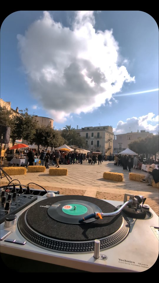 🌱 𝐑𝐚𝐝𝐢𝐜𝐢 𝐞̀ 𝐦𝐨𝐯𝐢𝐦𝐞𝐧𝐭𝐨.
Volti che si incontrano, mani che preparano, musica che scorre, parole che si intrecciano.
In pochi secondi riviviamo una giornata fatta di autoproduzioni, dialoghi, sapori genuini e vibrazioni condivise.
Dalla mattina alla sera, la piazza è diventata spazio vivo, aperto, attraversato da energie nuove e antiche allo stesso tempo.
𝗡𝗼𝗻 𝗲̀ 𝘀𝗼𝗹𝗼 𝘂𝗻 𝗲𝘃𝗲𝗻𝘁𝗼: 𝗲̀ 𝘂𝗻 𝗺𝗼𝗱𝗼 𝗱𝗶 𝘀𝘁𝗮𝗿𝗲 𝗶𝗻𝘀𝗶𝗲𝗺𝗲.
▶️ Alza il volume, entra nel ritmo.
💬 Raccontaci cosa ti ha lasciato questo momento.
@vivi.conversano.official
@borgo_di_natale_conversano
.
.
.
#assessoratoallacultura #conversanocittàdarte #conversano #Puglia #christmas #merrychristmas #natale #music #musica #ecofriendly #Sostenibilità #live #liveconcert #handmade #workshop #staytuned #ambiente #green #ecosostenibile #agriculturafamiliar #agricultura
“L’iniziativa è realizzata nell’ambito del programma degli eventi e manifestazioni comunali Borgo di Natale 2025, con il patrocinio e il contributo della Città di Conversano - Assessorato alla Cultura”