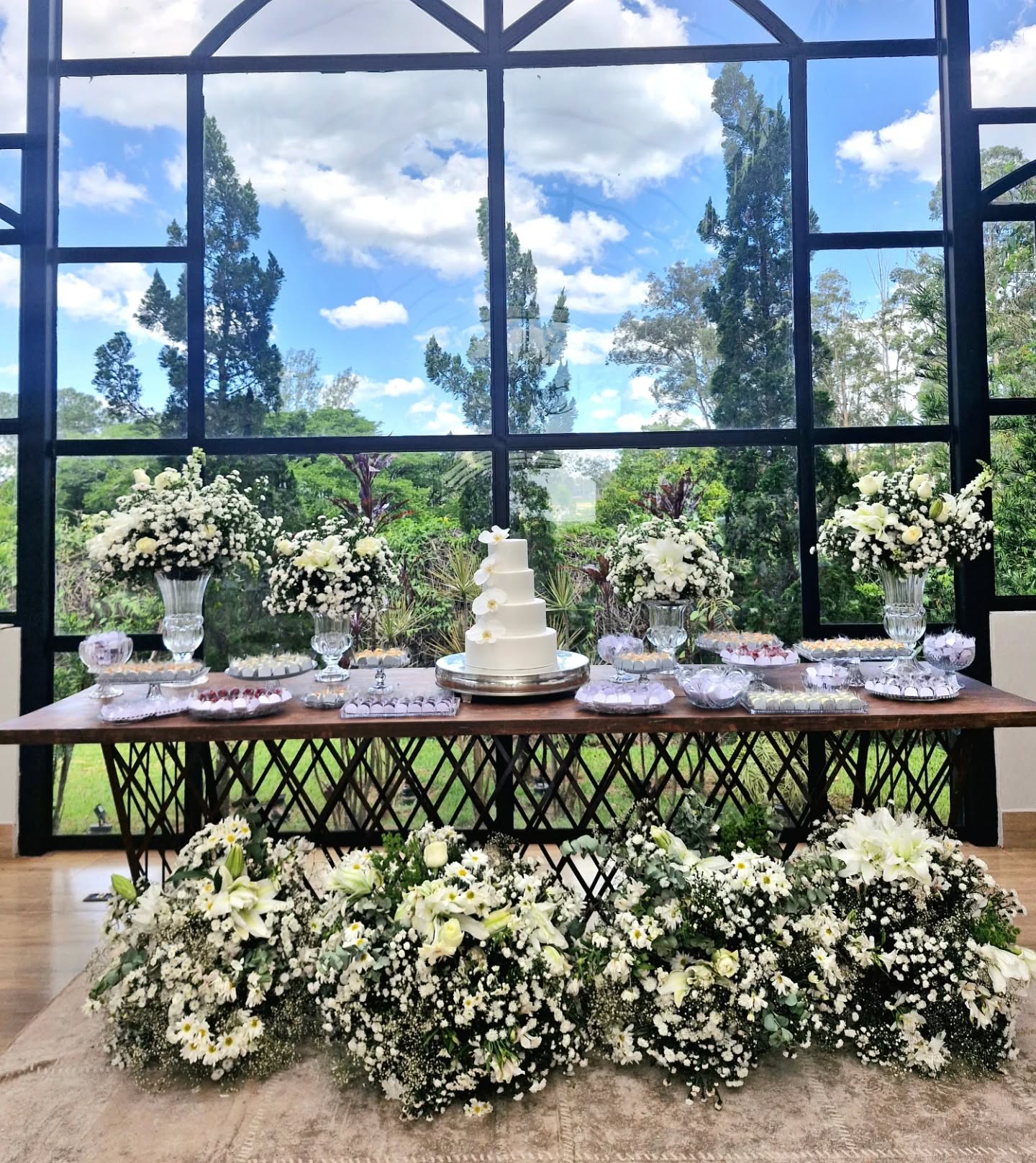 Decoração branca e clássica para Leandra e Mahaseias 🤍✨
Cada detalhe pensado para transmitir leveza, elegância e atemporalidade. As flores brancas trouxeram sofisticação e delicadeza para esse momento tão especial.
🤍✨🌿
#decoracaodecasamento #casamentobranco #decoracaoclassica
#floresbrancas #casamentoelegante #weddingdecor
#decoracaorustica #casamentodossonhos
#noivos #amor #weddinginspiration
#eventos #decoracaodeeventos #casamento2025