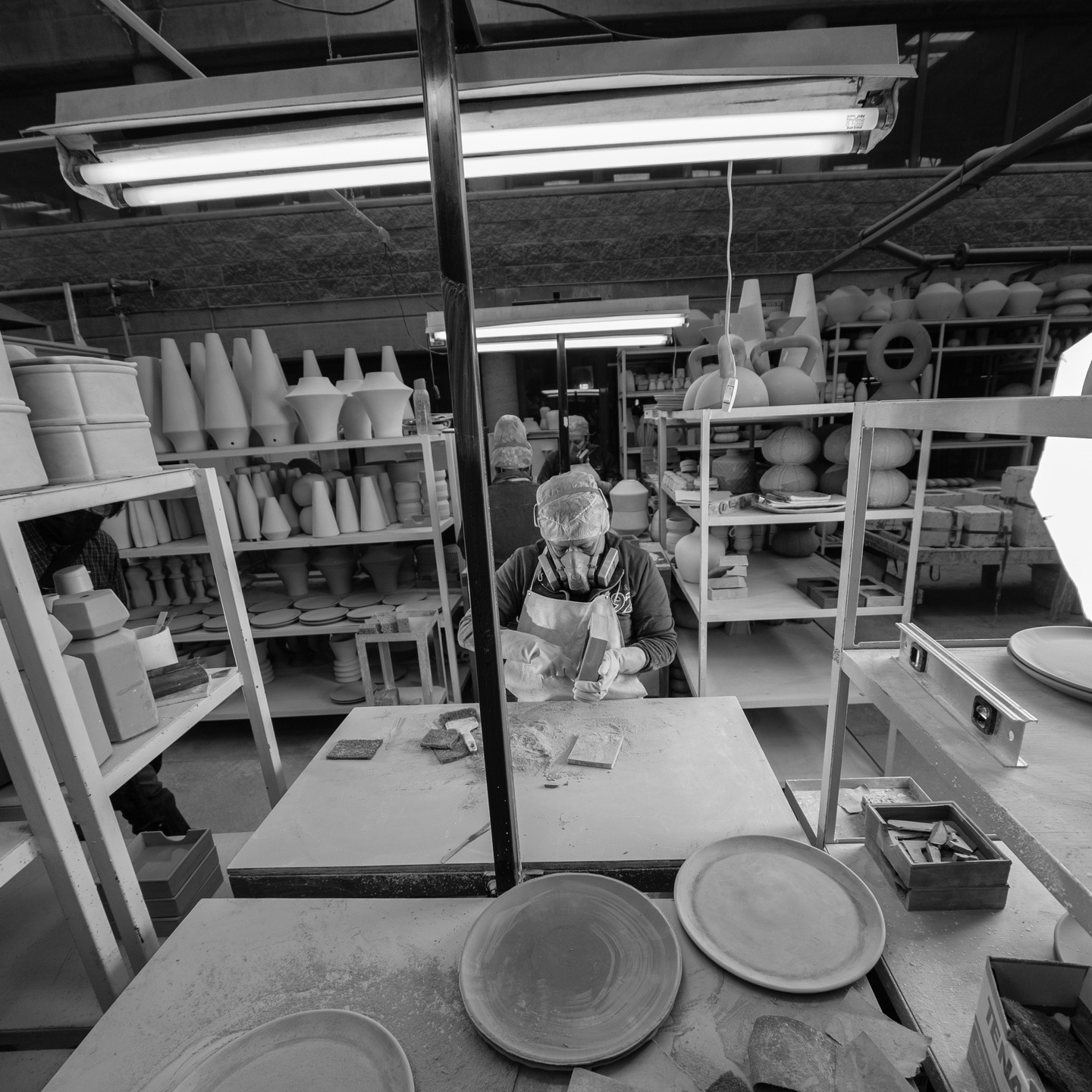 En Luzerna creemos en el valor de lo hecho a mano.
Cada pieza es manufacturada artesanalmente, cuidando cada detalle, cada acabado y cada material, para crear piezas únicas con carácter y autenticidad. ✨
No producimos en serie: creamos espacios con historia.