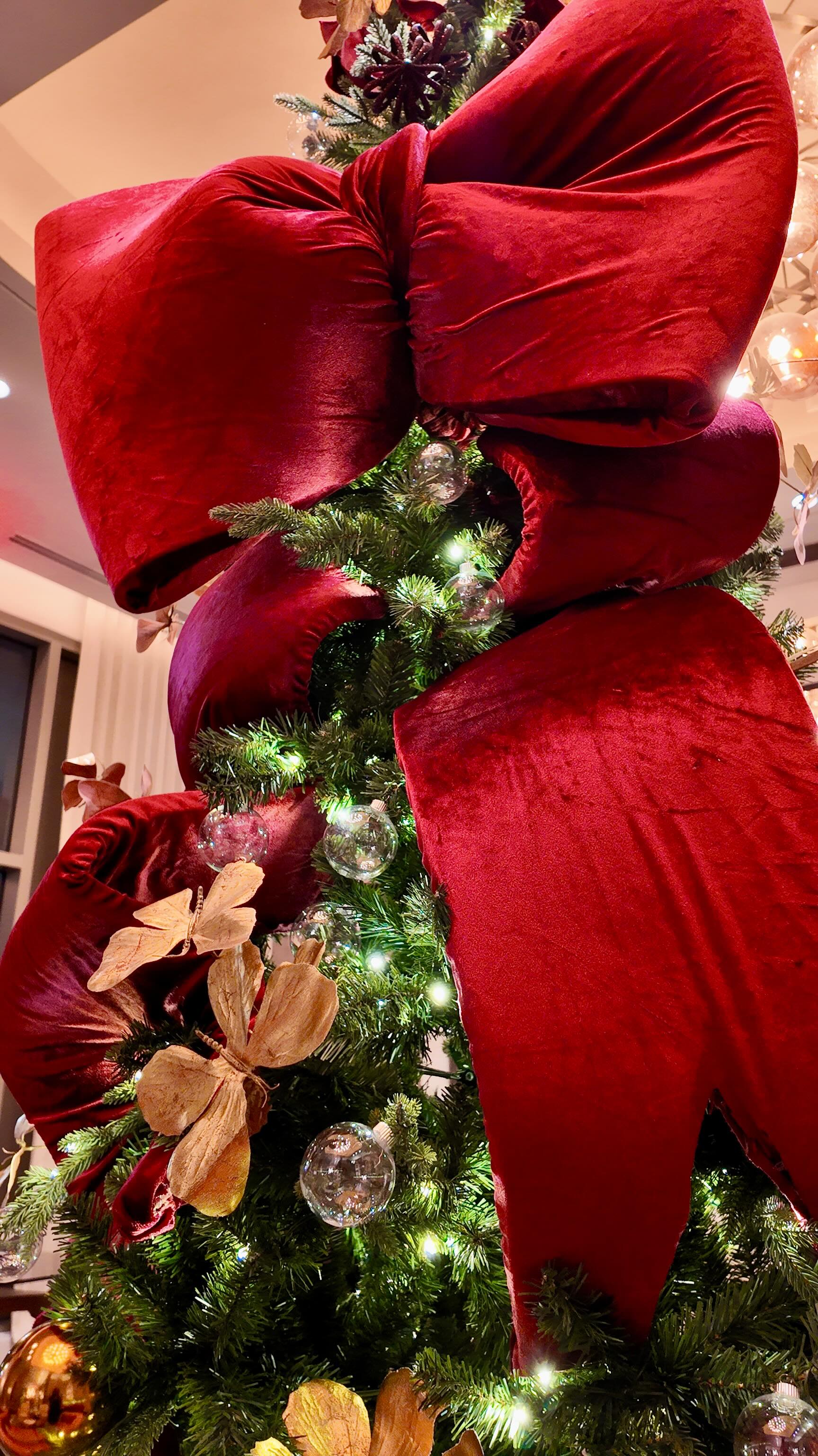 Grateful for the hands, hearts, and hustle that show up with excellence, creativity, and commitment every single time. This season reminded me that when you build with the right people, the vision always comes to life seamlessly.
Teamwork isn’t optional at this level… it’s the foundation !
To my team, thank you for everything you’ve poured into this year: the long hours, the problem solving, the passion, and the unwavering support of the vision. None of this happens without you.
I Love You All Soooo Much 🙏🏽
@tif.murillo
@flowerboy_a
@shabria.mone
@planspecialmoments
@janaeelyons
@custom_made_touches
#StrongTeamsWin
#toriwilliamsevents #christmastree