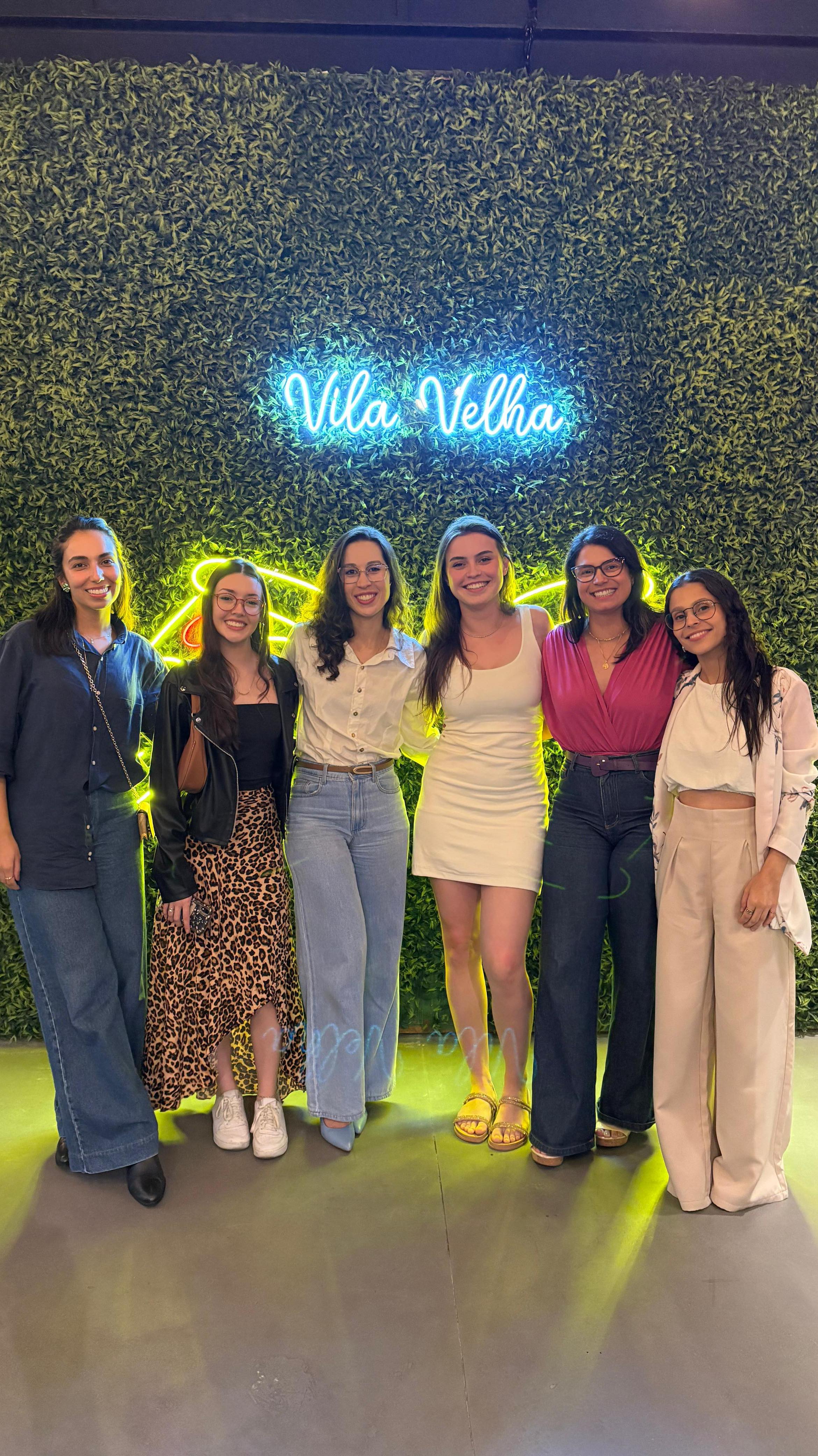 Sonhos não se constroem sozinhos.
Eles crescem quando pessoas incríveis decidem acreditar junto.
Obrigada, time, por vestirem a camisa, cuidarem com amor e fazerem desse sonho uma realidade todos os dias. 💫🦷
Sentimos falta de @atm.drfabianozandonadi @dra.amanda.liima