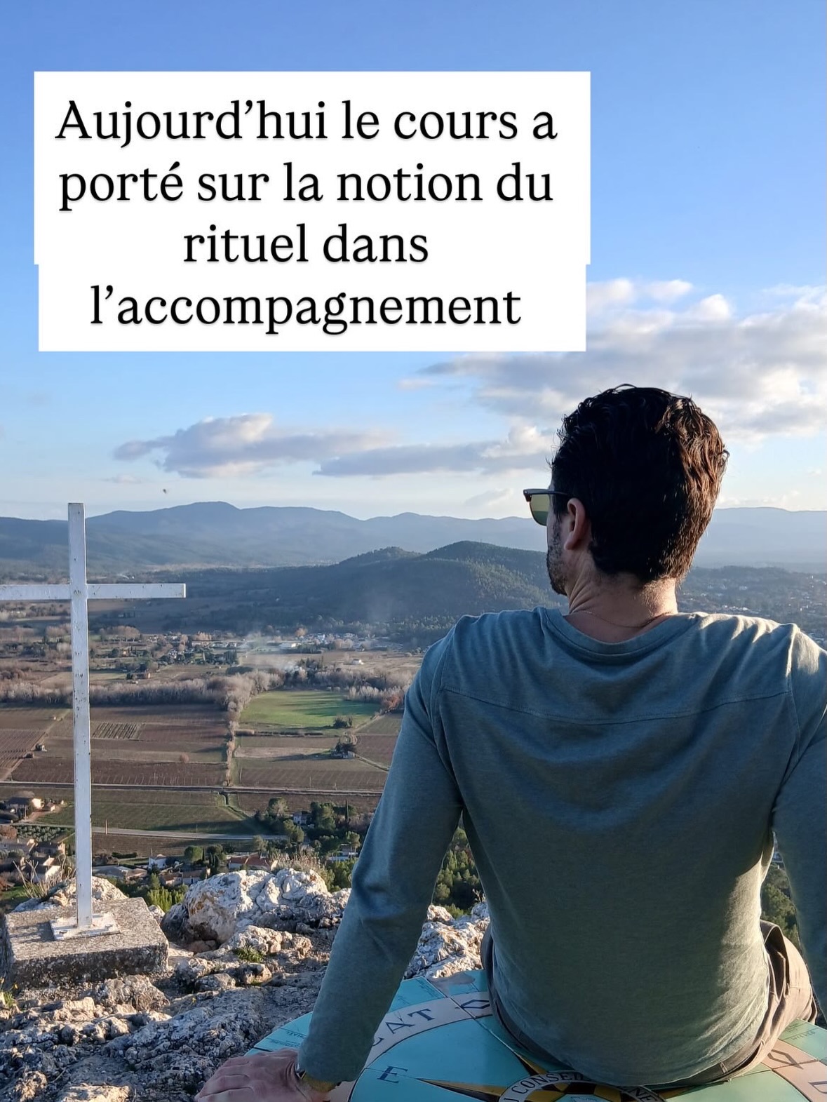 Depuis la nuit des temps, l’humanité utilise des rituels.
Rites de passage, de guérison, de deuil, de protection…
Toutes les cultures ont créé des formes pour traverser les grands moments de la vie.
Aujourd’hui, la recherche s’y intéresse :
les rituels structurent l’attention,
régulent les émotions
et restaurent un sentiment de contrôle intérieur.
👉 Ce que les traditions ont intuitivement compris,
l’hypnose moderne l’utilise de façon consciente et thérapeutique.
En hypnose, le rituel n’est pas symbolique “pour faire joli”.
C’est une structure de changement, compréhensible par le corps et l’inconscient.
Ancien dans sa forme.
Actuel dans ses mécanismes.
Puissant dans ses effets.
#hypnose
#rituel
transformation
#conscience
#rituels
#hypnotherapie
etatmodifiédeconscience
psychologie
neurosciences
accompagnement