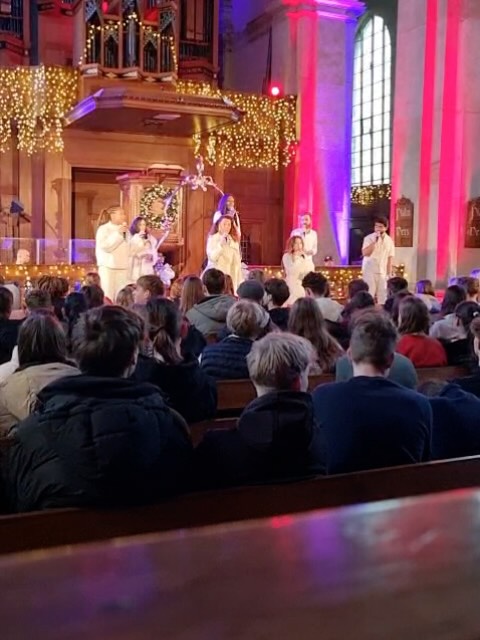 Het Licht Komt Eraan – Youth Edition ✨
Een kerstconcert gemaakt voor en met de leerlingen van
📍 Willem de Zwijger – Schoonhoven
Live band, backing vocals, spoken word
én het talent van de school zelf: dans, zang & drums 🤍
Dankbaar voor deze samenwerking! @csgwillemdezwijgerschoonhoven
#HetLichtKomtEraan #YouthEdition #Schoonhoven #Kerstconcert #SamenMaken #JongTalent