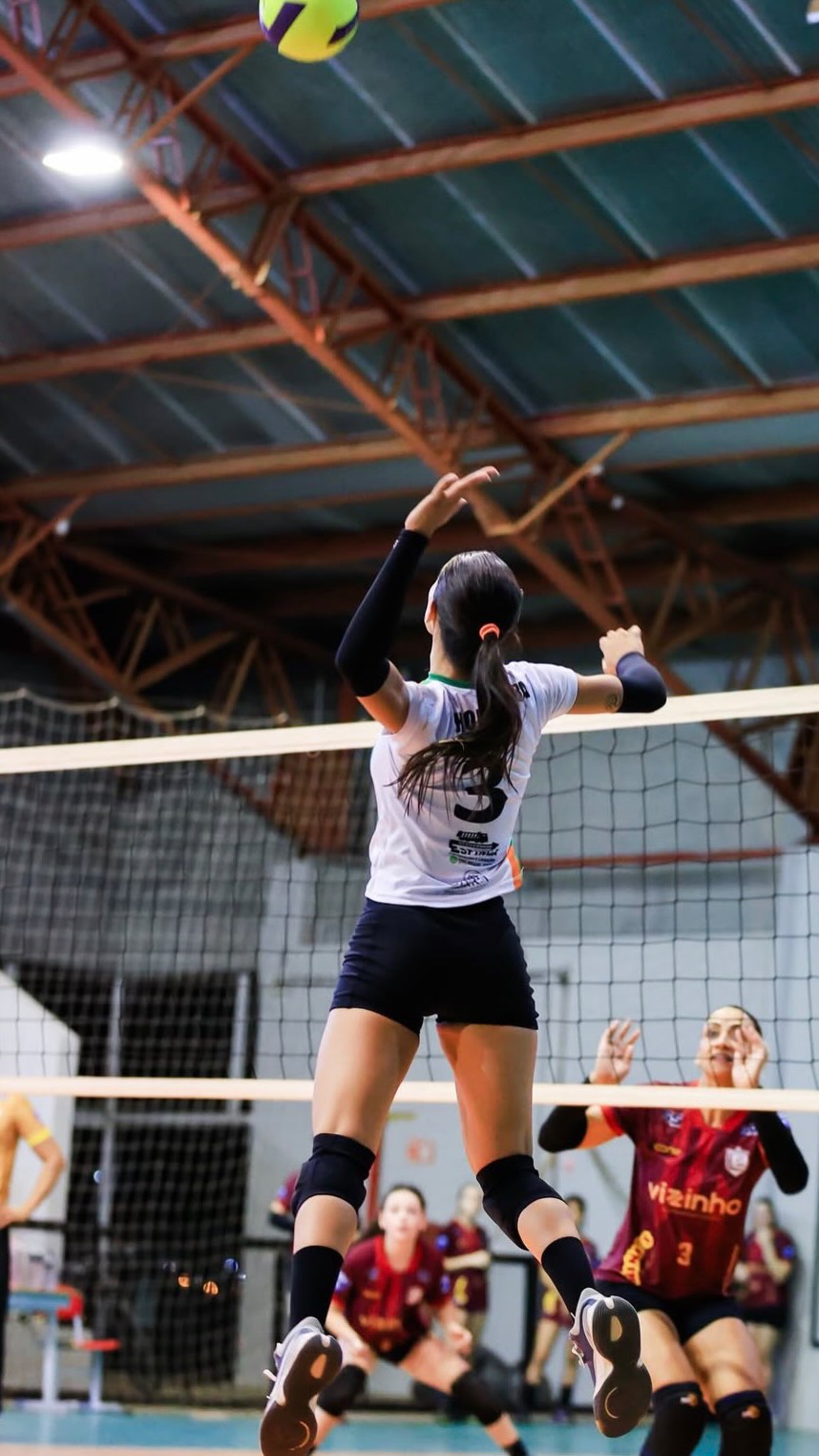 A parceria que ninguém esperava, mas todo mundo precisava!
A @victoriasmiranda entrega estilo dentro e fora das quadras e por isso, a parceria com a Shopee é oficial! 🧡🛍️✨
É uma collab que tem tudo a ver com ela: criatividade que transborda, autenticidade que inspira e aquele jeitinho único de transformar qualquer tendência em algo seu!