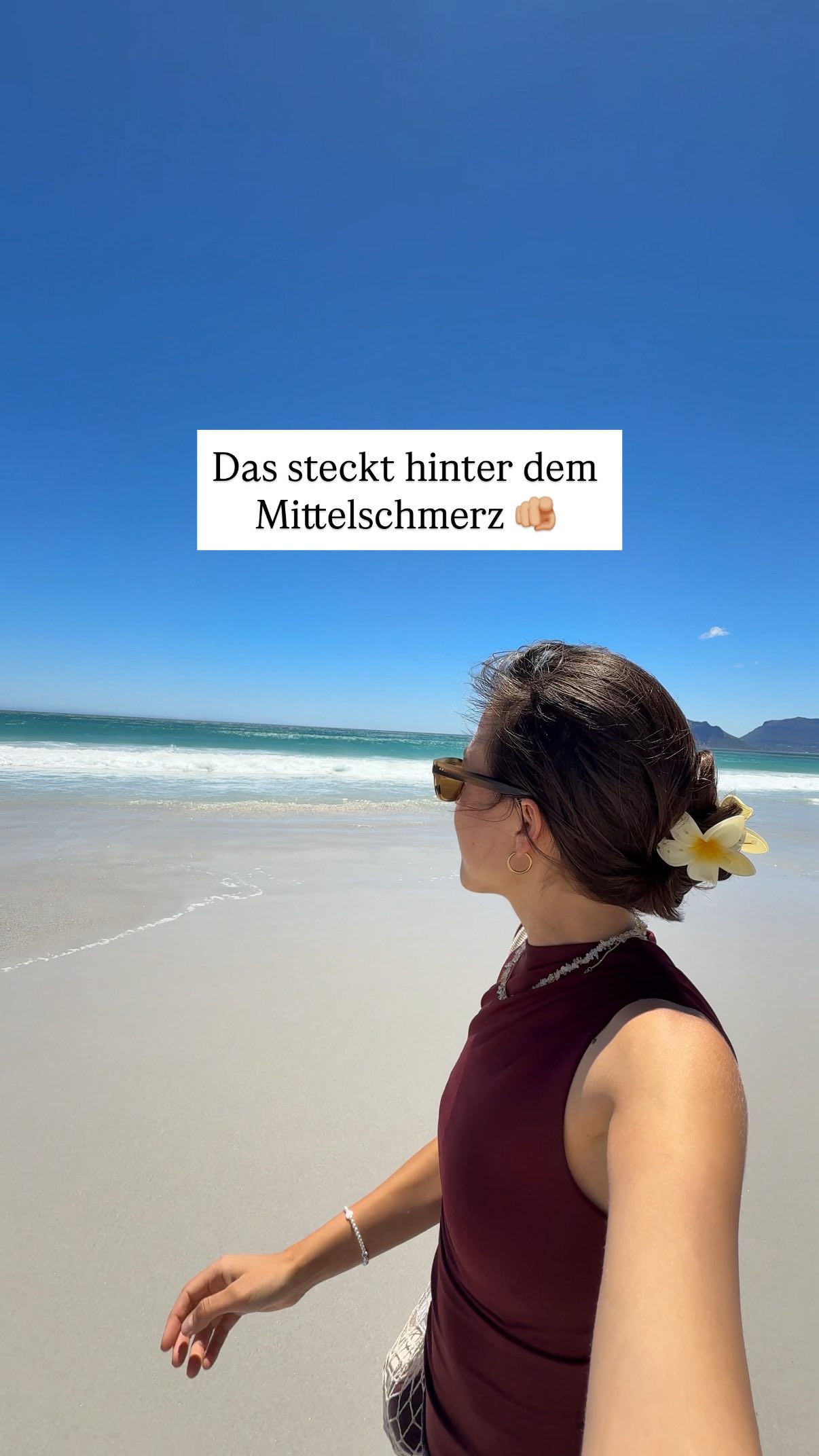 Das will dir dein Körper mit einem starken Mittelschmerz sagen:
Dein Eisprung markiert eine Zeit, in der du besonders offen, empfänglich und schöpferisch bist – der Höhepunkt deiner Fruchtbarkeit, körperlich wie seelisch. ✨
Wenn in dieser Phase Schmerzen auftreten, kann das – neben hormonellen Ursachen – auch auf eine innere Spannung hinweisen, die mit Empfängnis, Kreativität, Hingabe oder Fruchtbarkeit verbunden ist.
Viele Frauen spüren den Mittelschmerz stärker in Zeiten, in denen ein Wunsch nach Erfüllung oder Neubeginn in ihnen wächst:
- ein realer Kinderwunsch, der (noch) nicht gelebt wird,
- emotionale Anspannung oder alte Themen im Beckenraum,
- oder der symbolische Wunsch, etwas Neues zu erschaffen – ein Projekt, eine Veränderung, ein Lebensimpuls.
Der Mittelschmerz ist kein bloßes Symptom – er ist eine Botschaft. 💫
Er lädt dich ein, hinzuspüren:
Was möchte durch mich entstehen?
Wo halte ich fest?
Und wie kann ich meinen Körper wieder in Einklang mit seinem natürlichen Rhythmus bringen?
❗️Aber Obacht: Auch Endometriose, Zysten, Reizdarm und unser Lifestyle mit Stress, Schlafmangel oder Nährstoffmängel können den Mittelschmerz verstärken. Aus diesem Grund ist eine ganzheitliche Betrachtung so wichtig!
Wenn du deinen weiblichen Körper besser verstehen möchtest, dann folge mir für mehr Zyklus Content 🌺