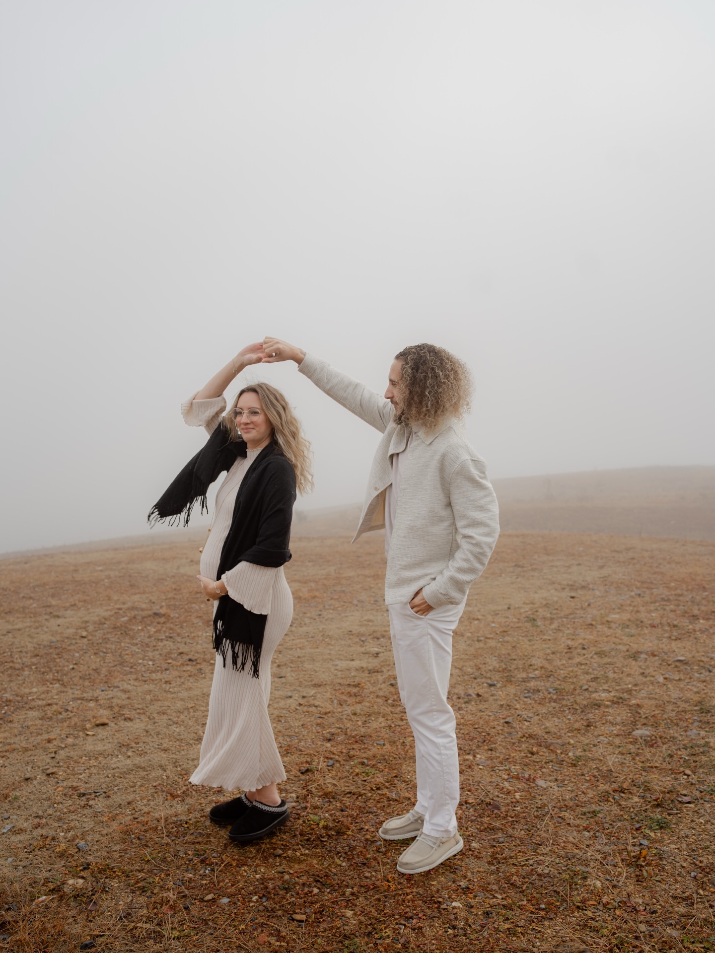 SÉANCE GROSSESSE ✨
Un cadeau d’anniversaire pour Lorry, des souvenirs à vie pour leur couple & la poupette qui arrive bientôt 🎁
Pour cette séance nous avons activé le plan C mais le résultat reste complètement fou 🤩
Ils voulaient une journée ensoleillée, une vue sur nos Pyrénées, mais le brouillard hivernal s’est installé pour nous offrir un décor digne des Highlands 🍂
Pour votre séance grossesse, laissez vous porter et faites confiance à votre photographe (moi 😇), elle aura la vision 😍