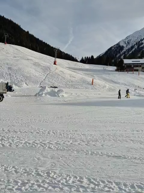 Eine Woche nach dem Davos Nordic Weltcup❄️
3 Wochen Aufbau - 1 Woche Abbau.
Schritt für Schritt zurückgebaut.
Danke an alle, die Vollgas gegeben haben💛#davosnordic #freitransporte #hunziker #dräcksack #teamwork