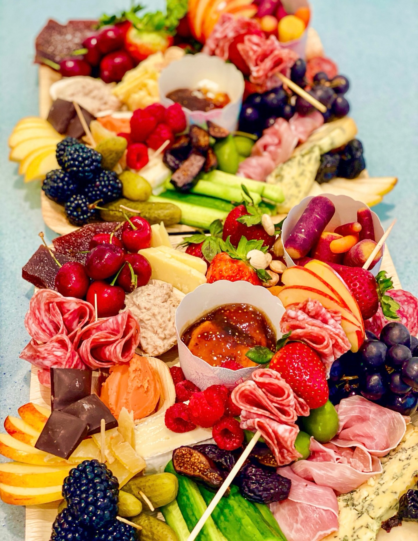 Day 5 of our 12 Days of Eat Pono 🎄🥗✨
Holiday hosting made easy with an Eat Pono inspired charcuterie board 🌿🧀🍇 It looks fancy, feeds a crowd, and you can totally build it with better-for-you bites without anyone noticing!
Our simple board formula:
🥒 crunch + color: cucumbers, pickles, carrots, berries, grapes
🧀 protein + creamy: your fave cheeses or a hummus/dip
🥜 fiber + healthy fats: nuts, olives, figs, dark chocolate
🍞 something to scoop: crackers, toast points, or sliced apple/pear
Pro hosting tip:
Start with 2–3 “anchors” (dip bowls + cheese), then fill gaps with fruit + veggies until it looks full and festive.
Save this for your next get-together and tell us what’s ALWAYS on your board 👇🏽
#EatPono #12DaysOfPono #HolidayHosting #CharcuterieBoard #HealthyHolidays #EatTheRainbow