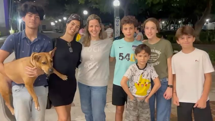 Ayer salimos a las calles y pudimos ayudar a Maria con sus lindos hijos. También vinieron Rosi y Lady que están en la casa de maternidad y regalaron un poco de su tiempo en agradecimiento por la ayuda que reciben a diario. Muy lindo, muy emotivo y imposible de no sentir a Dios presente. EL está ahi. Entre los que sufren, entre los marginados, entre los que no tienen un techo donde dormir. Ayer lo sentimos cerca. Fue Luz que brilla en las tinieblas. Ojalá toquemos muchos mas corazones. Para ello necesitamos mas manos que se animen a ayudar. Solo hay que saber sonreír! Ánimo!
Feliz Navidad para todos y que el Niño Dios los colme de bendiciones.
Que venga a nosotros su Reino y vivamos mas momentos como el de ayer, donde sentimos ratitos de cielo en la tierra.
Vamos que se puede!
Viva la Revolución de Amor!
AMDG
#homeless #homelessoutreach #miami #invisiblepeople