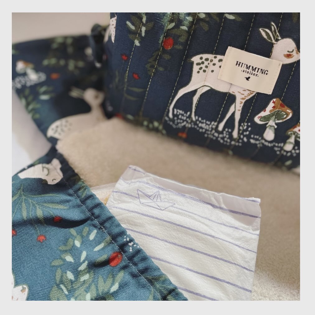 — ROBIN — Pratique pour les parents qui aiment voyager avec leur bébé, le tapis a langer. Épais, confortable et pratique aves ses petites poches, vous pouvez l’amener facilement avec vous. 🧳👶
#tapisalanger #voyage #bebé