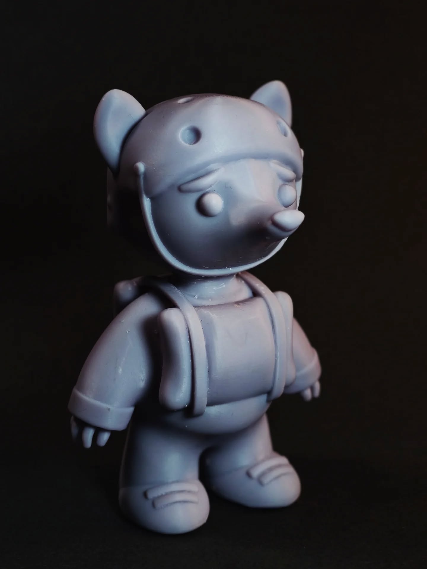 Les presento a Godín. Es el resultado del taller #toylab que hace poco tomé en @sinapcia_estudio con el maestro @dijorgereyes y por supuesto que estoy muy contento con el resultado 😃
Desde el boceto, la historia y el prototipo en plastilina las ideas fueron fluyendo y sumándose para ser dirigidas a la pieza final. Aunque me faltan horas de aprendizaje en el modelado 3D, la ayuda que dio el profe fue de gran valor para comprender el proceso y detalles a pulir, ¡Y claro, a vislumbrar todas las posibilidades que faltan por explorar!
Godín es un tlacuache, el menor de la camada, cuyos nervios lo hacen protegerse con lo poco que tiene en su entorno infantil. Con su lámpara, explora las sombras proyectadas del futuro, descubriendo que hay cosas que están en constante cambio y no hay nada escrito, y que es mejor mirar al presente.
