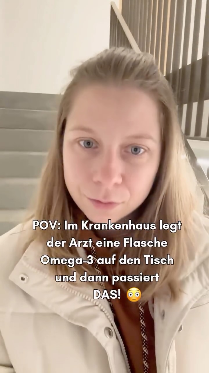 👀 Stell dir vor:
Du sitzt im Behandlungszimmer.
Du erzählst, dass du ständig müde bist.
Dass dein Körper weh tut, ohne klaren Grund.
Dass du eigentlich „gesund lebst“ – aber dich trotzdem nicht gut fühlst.
Der Arzt hört zu.
Dann legt er dir eine Flasche Omega-3 auf den Tisch und sagt:
„Das ist keine Einbildung.
Das sind typische Zeichen von stiller Entzündung.“
Kein Drama.
Kein Alarm.
Einfach eine Erklärung, die plötzlich Sinn ergibt.
Du verstehst:
Dein Körper spinnt nicht.
Er ist überlastet.
Und er zeigt es – über Erschöpfung, Schmerzen, innere Unruhe.
Omega-3 ist kein Zaubermittel.
Es ist ein Baustein von mehreren Nährstoffen,
die dein Körper braucht, um wieder besser zu regulieren.
Regelmässig. Alltagstauglich. Ohne grosses Tamtam.
Nicht von heute auf morgen.
Sondern Schritt für Schritt –
so, wie echte Veränderung im Körper passiert.
⸻
1️⃣ Folge @mindyourchange_by_carmen,
wenn du alltagstaugliche Tipps für mehr Wohlbefinden suchst.
2️⃣ Kommentiere „SCHMERZFREI“,
wenn du meine einfache tägliche Routine möchtest,
in der ich Omega-3 und weitere wichtige Nährstoffe integriert habe.
Persönliche Erfahrung, ersetzt keine medizinische Beratung durch eine Fachperson.
#gesundheit #omega3 #nährstoffe #ätherischeöle #wohlbefinden