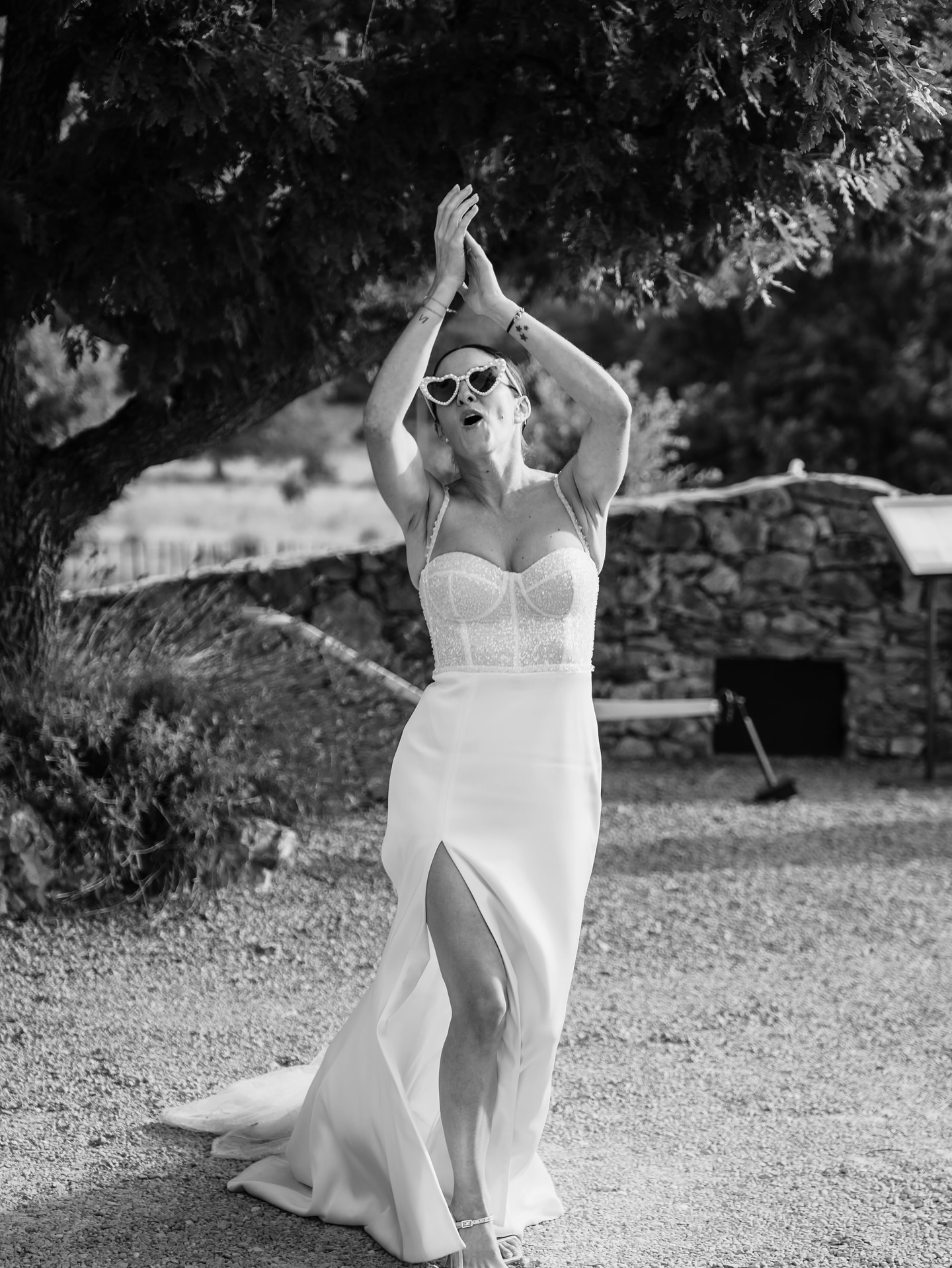 Mathilde & la robe MONA ✨
Le jour de son mariage, Mathilde a choisi la robe MONA, une création à la fois délicate et affirmée.
Son bustier esprit lingerie, entièrement travaillé de perles et de sequins, apporte une touche de sensualité tout en finesse. Il sublime le buste avec légèreté et féminité, tout en offrant un maintien élégant.
Le bas en crêpe satin, fluide et raffiné, contraste parfaitement avec le travail du haut. La fente vient révéler la silhouette avec subtilité, apportant modernité et liberté de mouvement.
MONA est une robe pensée pour les mariées qui souhaitent une création élégante, féminine et lumineuse, tout en se sentant à l’aise et confiantes le jour J.
✨ Merci à Mathilde pour sa confiance et pour avoir incarné cette robe avec tant d’élégance.