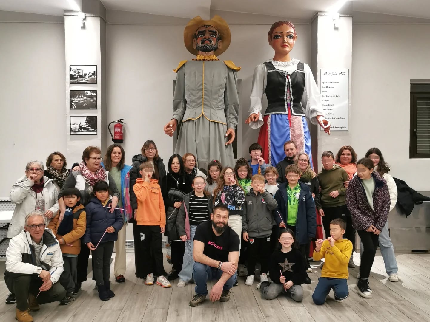 Felicidad absoluta cuando llegas a un pueblo y el salón está lleno de gente de todas las edades para participar en el #taller de #instrumentosreciclados #darlalata. Mil gracias a tod@s los que estuvisteis ayer con nosotros en #quintanaredonda, sois geniales!!!!!
Gracias a @dipculturasoria @diputacionsoria