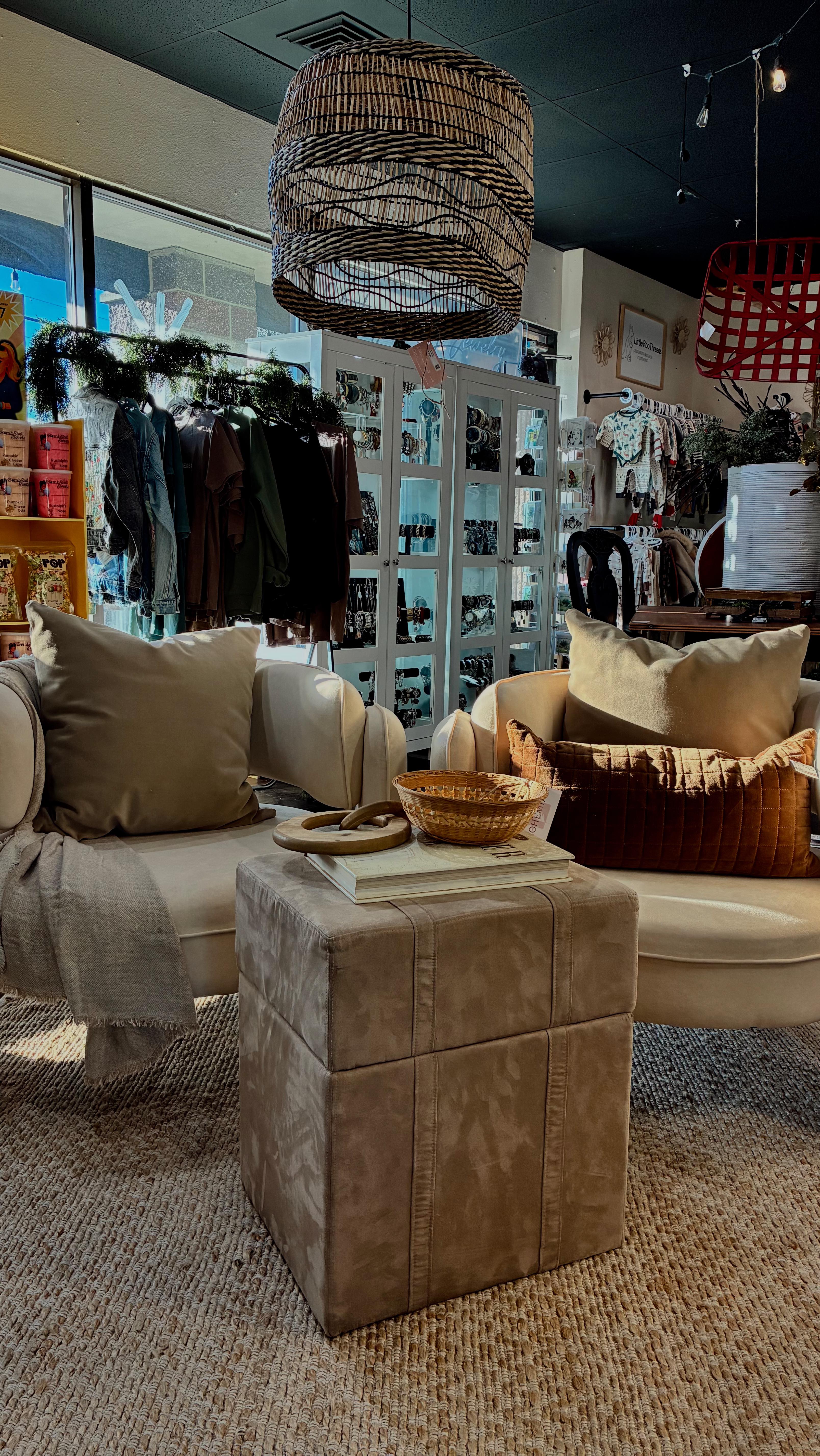 I can’t tell you how many times we retook this. It seemed so much easier than it was. We laughed real hard. Hopeful you do as well when you watch this.
No retail meaning behind this, other than, when you shop local, you’re supporting these birds and many others at The Bohemian. ❤️🤣
#vintage #funny #homedecor #spokanesmallbusiness #spokanevalley #spokane #shoplocal #spokanelocalshop