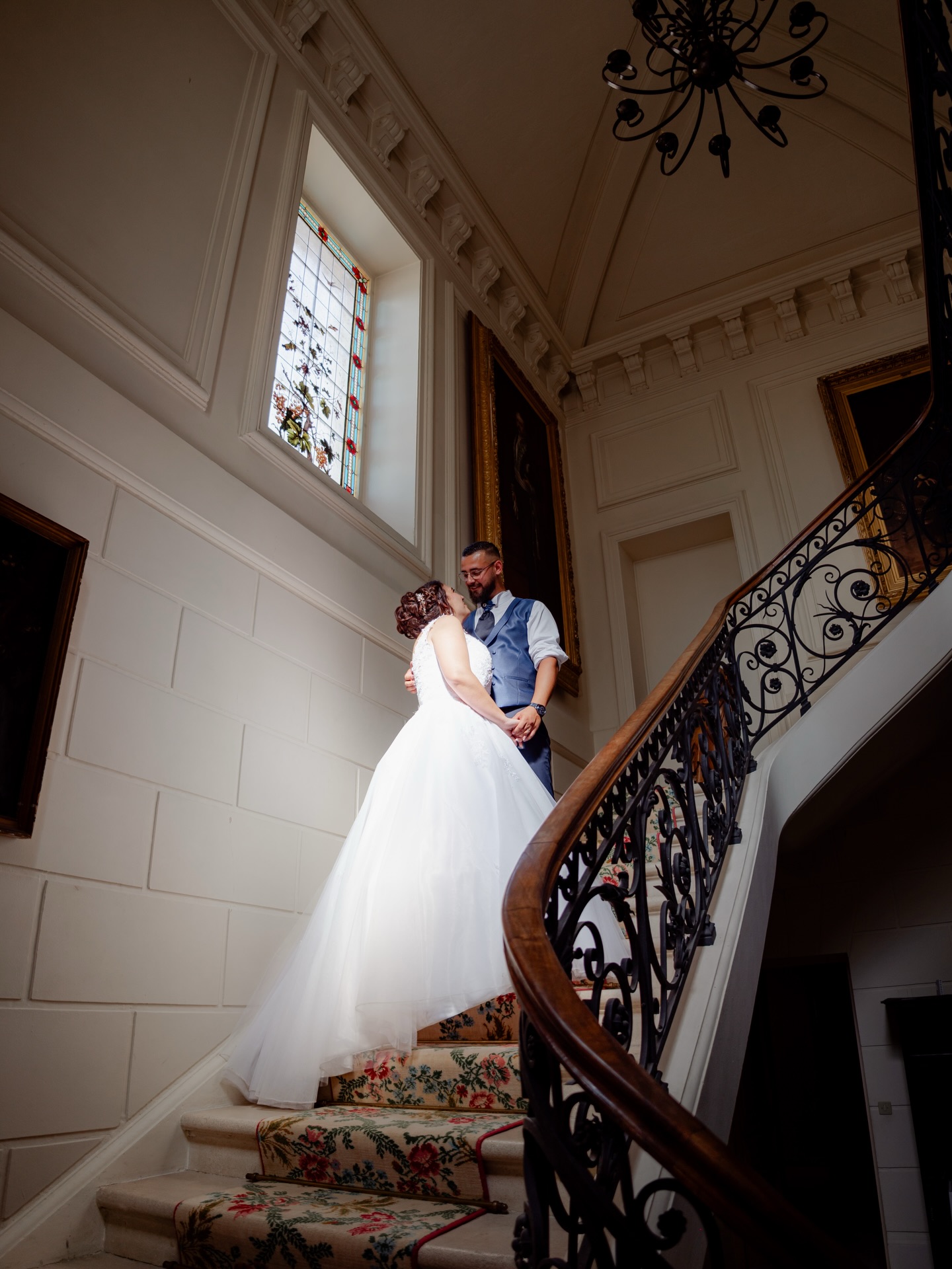 LES ESCALIERS ✨
Depuis 5 ans que je suis photographe de mariage, et beaucoup le savent, j’ai un gros soucis avec les escaliers ❤️🔥
Si vous en avez un dans votre domaine, ou dans votre maison, sachez que vous allez y passer, c’est obligatoire d’y faire une partie de votre séance photo couple ! ⚡️
La perspective, cette vision un peu de princesse Disney partant au bal, la manière dont les robes sont mises en valeur … C’est tellement beauuuu 🤩
Les futurs mariés qui voient ce post, vous avez prévu ce type de photos ? 😎