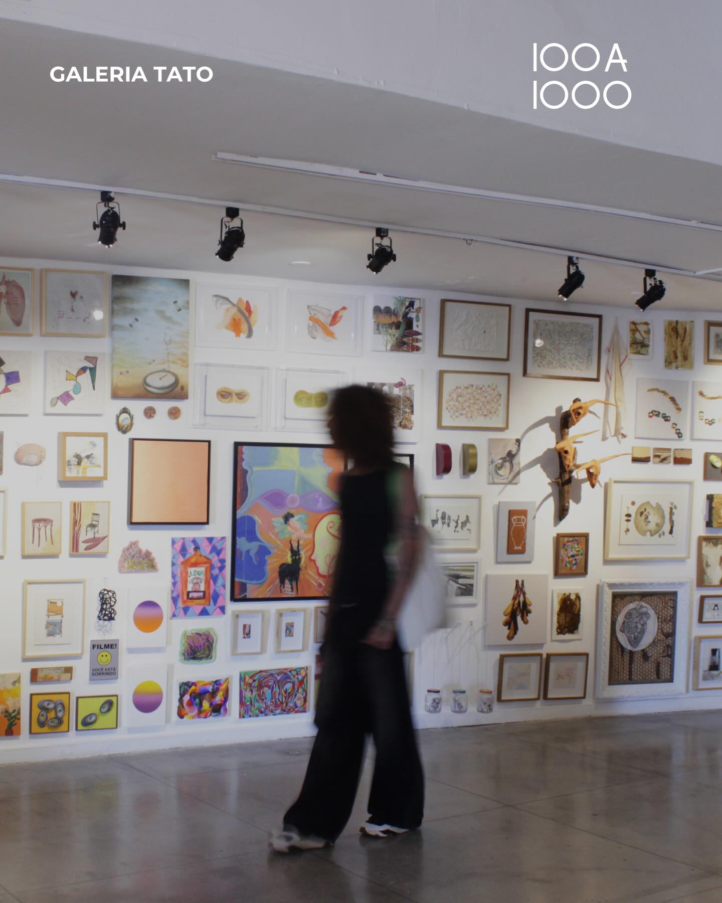 Hoje é o último dia de visitação da edição 100 a 1000 de 2025!
Reunindo obras de mais 300 artistas de todas as partes do Brasil, este edição ocorre simultaneamente em 4 espaços distintos: em São Paulo a mostra ocorre na Galeria Tato, com parceria da Vórtice Cultural, no Vazio Criativo e na Diáspora Galeria.
No Rio de Janeiro, na galeira principal do Parque Glória Maria, onde será expandida *até domingo, 21/12*.
—
📍 Galeria Tato — Rua Barra Funda, 893 - Barra Funda, São Paulo
—
📍 Vazio Criativo — R. Lavradio, 573 - Barra Funda, São Paulo
—
📍 Diáspora Galeria — Av. Rebouças, 2915 - Pinheiros, São Paulo
—
📍Parque Glória Maria – Rua Murtinho Nobre, 169 - Santa Teresa, Rio de Janeiro