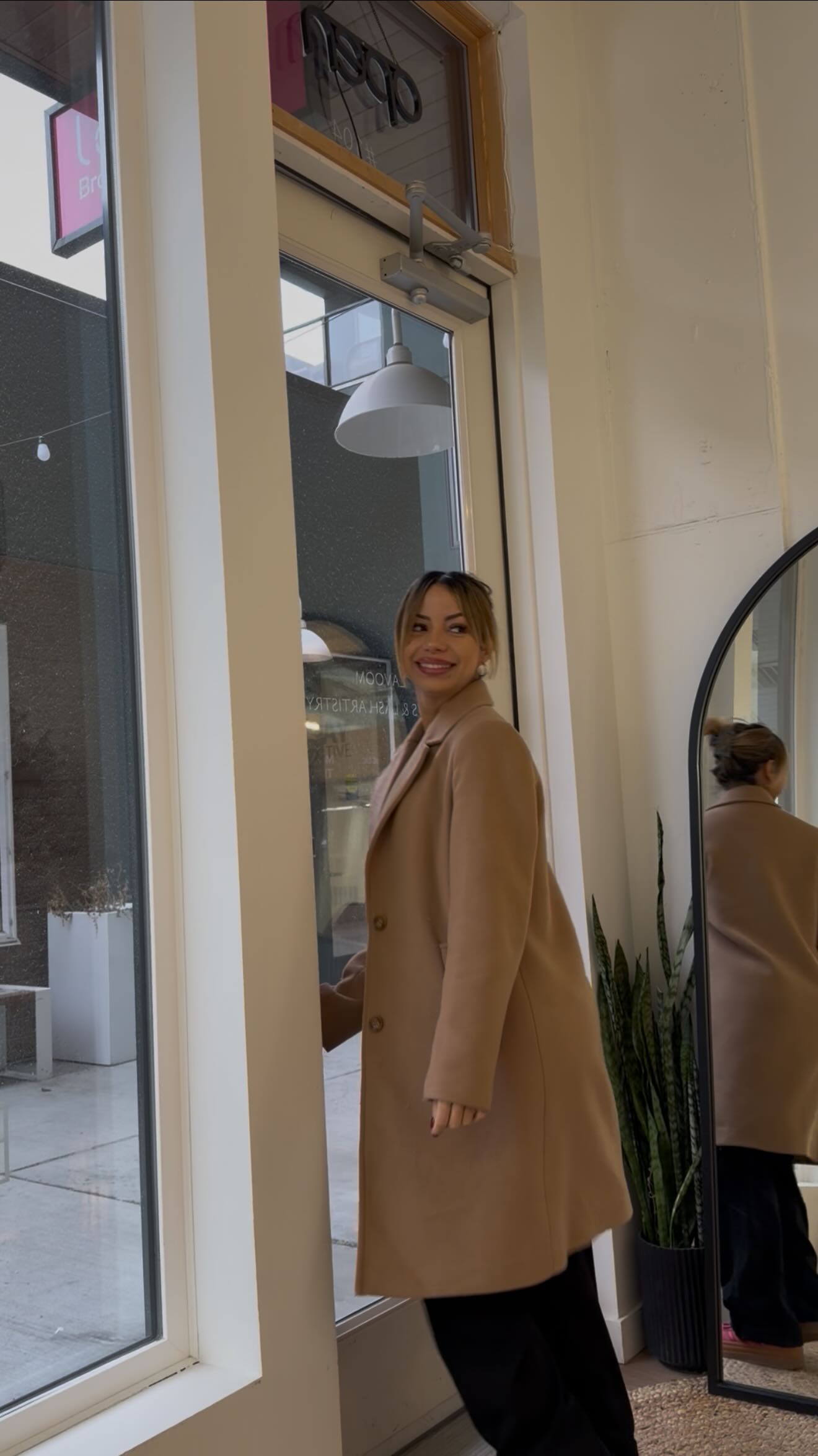 A very important one if you ask me 😅 #LavoomSalonYYC💕
•
#YYCBeauty #CalgaryBrows #CalgaryLashes #BeautySalonYYC