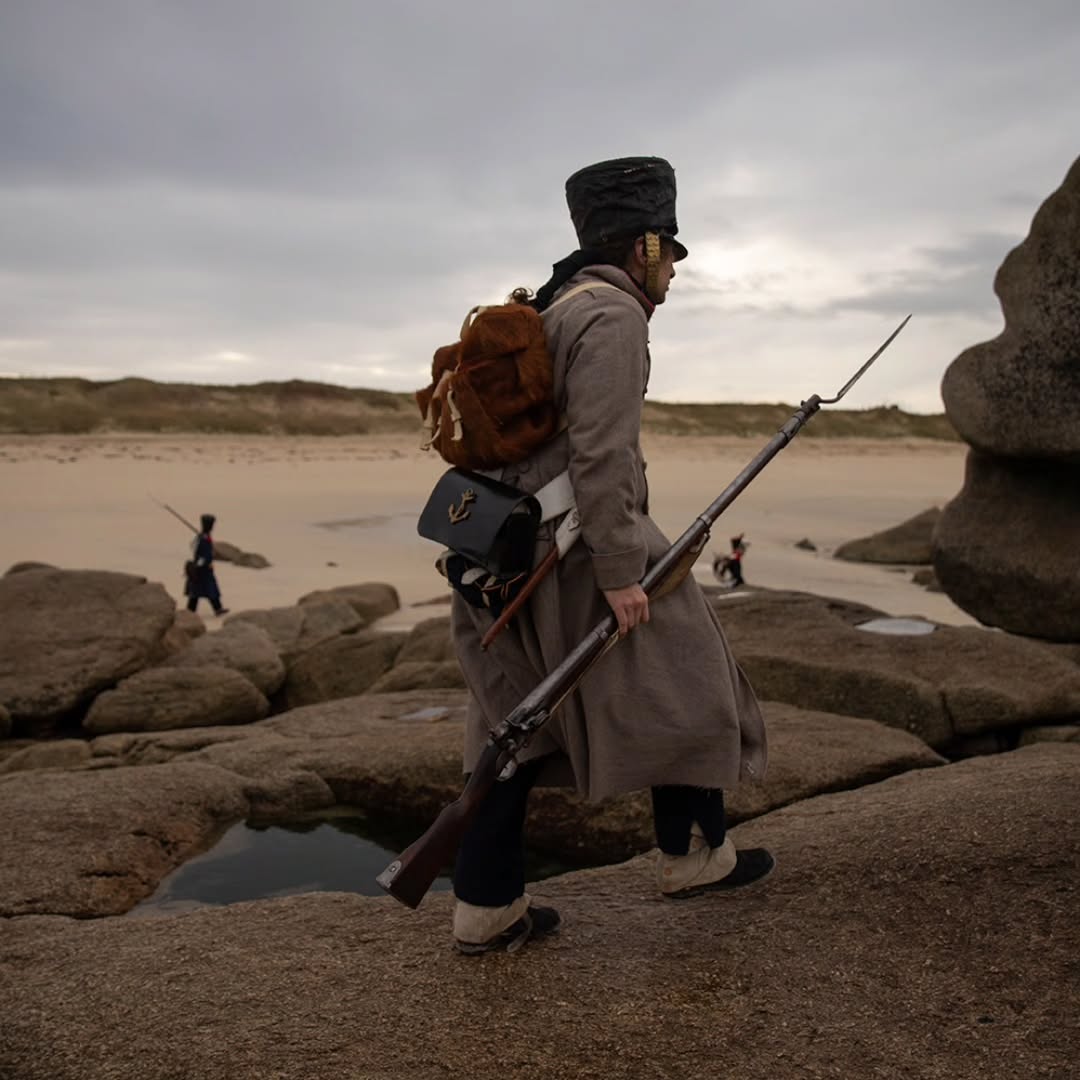 Aucun ennemis n'a débarqué sur la côte française du côté de Ménéham la fin de semaine dernière. Fort de 4 soldats, le corps de garde a su vivre avec les intempéries et le froid de décembre.
Merci à @vincentfeuray pour les photos!
#premierempire #marine #reenactment #historique #breizh